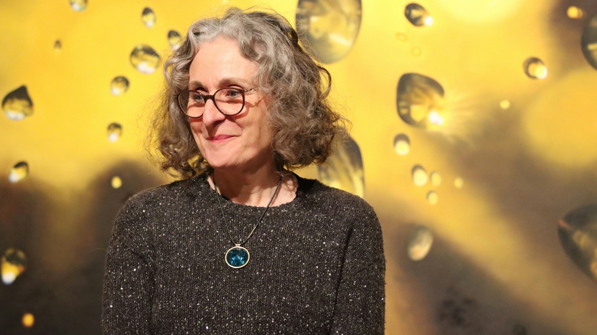 Strahlt vor ihrem unbetitelten Kunstwerk in Kolumba: Karin Kneffel.