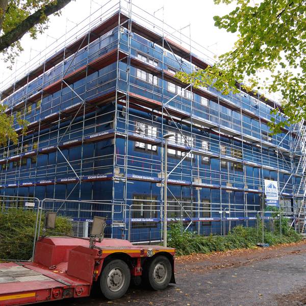 Auf dem Bild ist ein eingerüsteter Modulbau für das Gymnasium zu sehen.