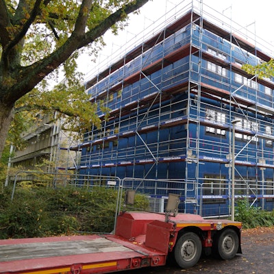 Auf dem Bild ist ein eingerüsteter Modulbau für das Gymnasium zu sehen.