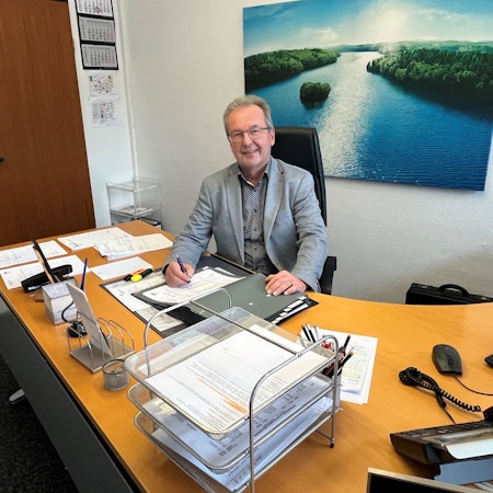 Rüdiger Gennies, Bürgermeister in Reichshof, in seiner letzten Woche im Amt an seinem Schreibtisch.