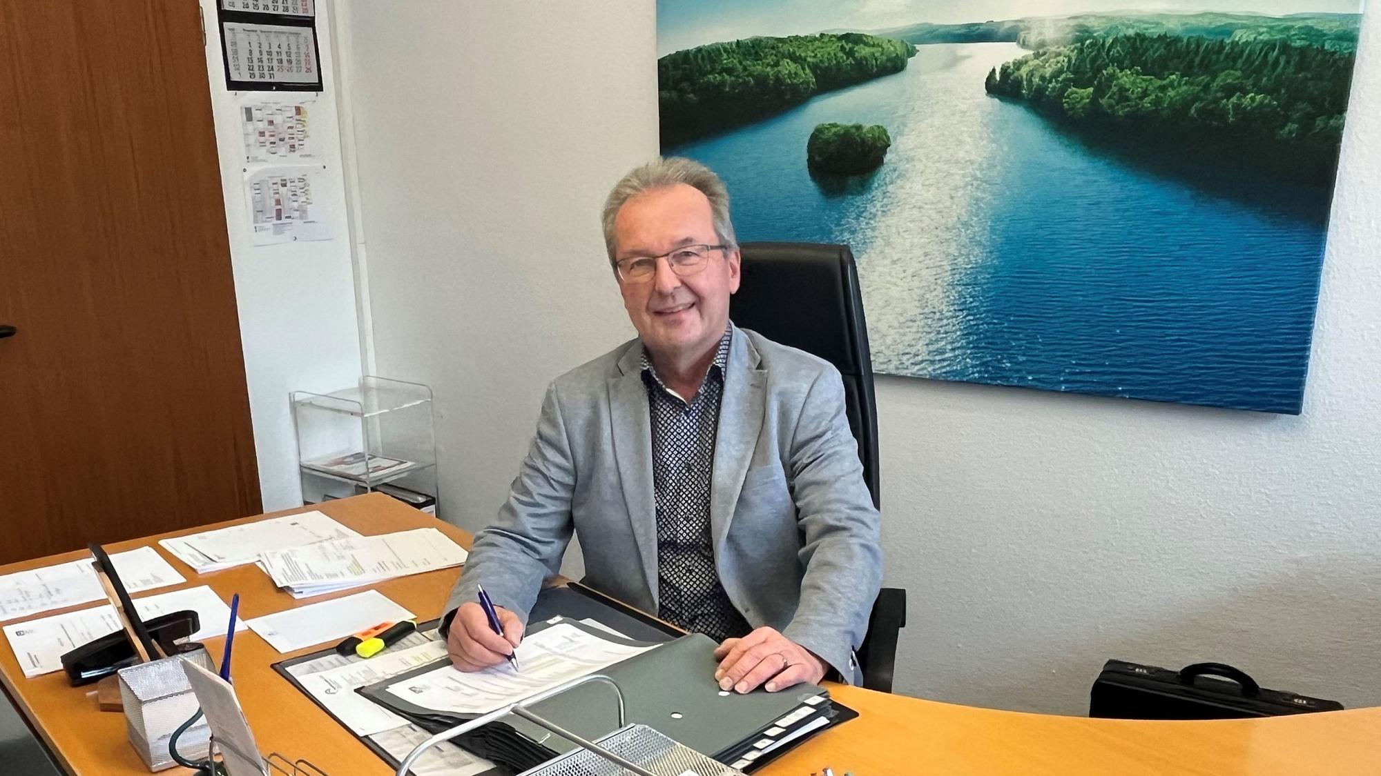 Rüdiger Gennies, Bürgermeister in Reichshof, in seiner letzten Woche im Amt an seinem Schreibtisch.