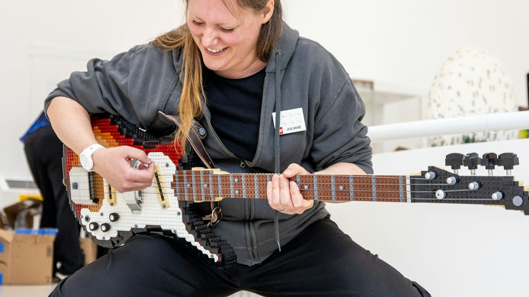 Juliane Pilster mit einer ihrer Lego-Gitarre: Tausende Teile sind darin verbaut.