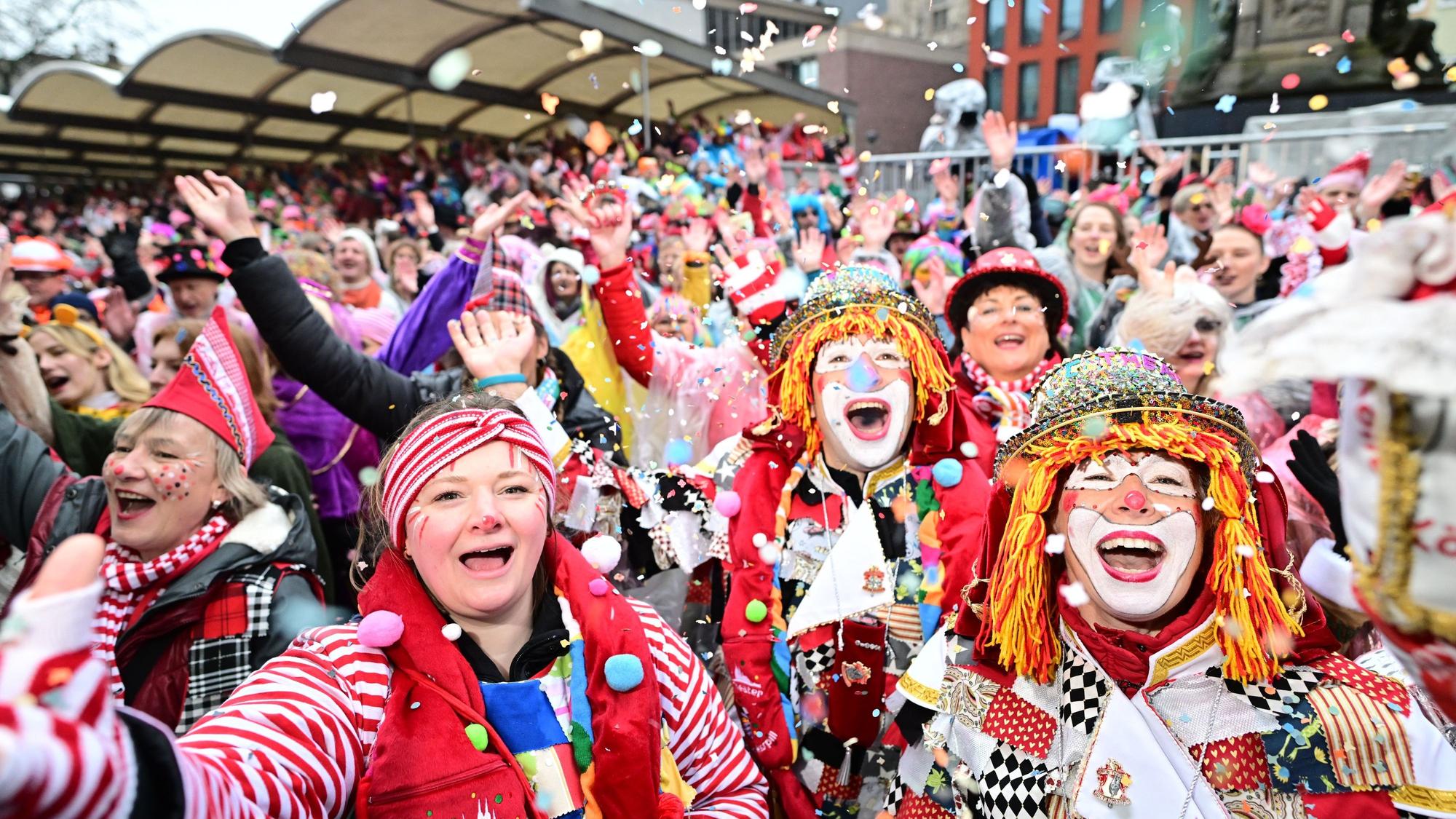 Weiberfastnacht auf dem Alter Markt.