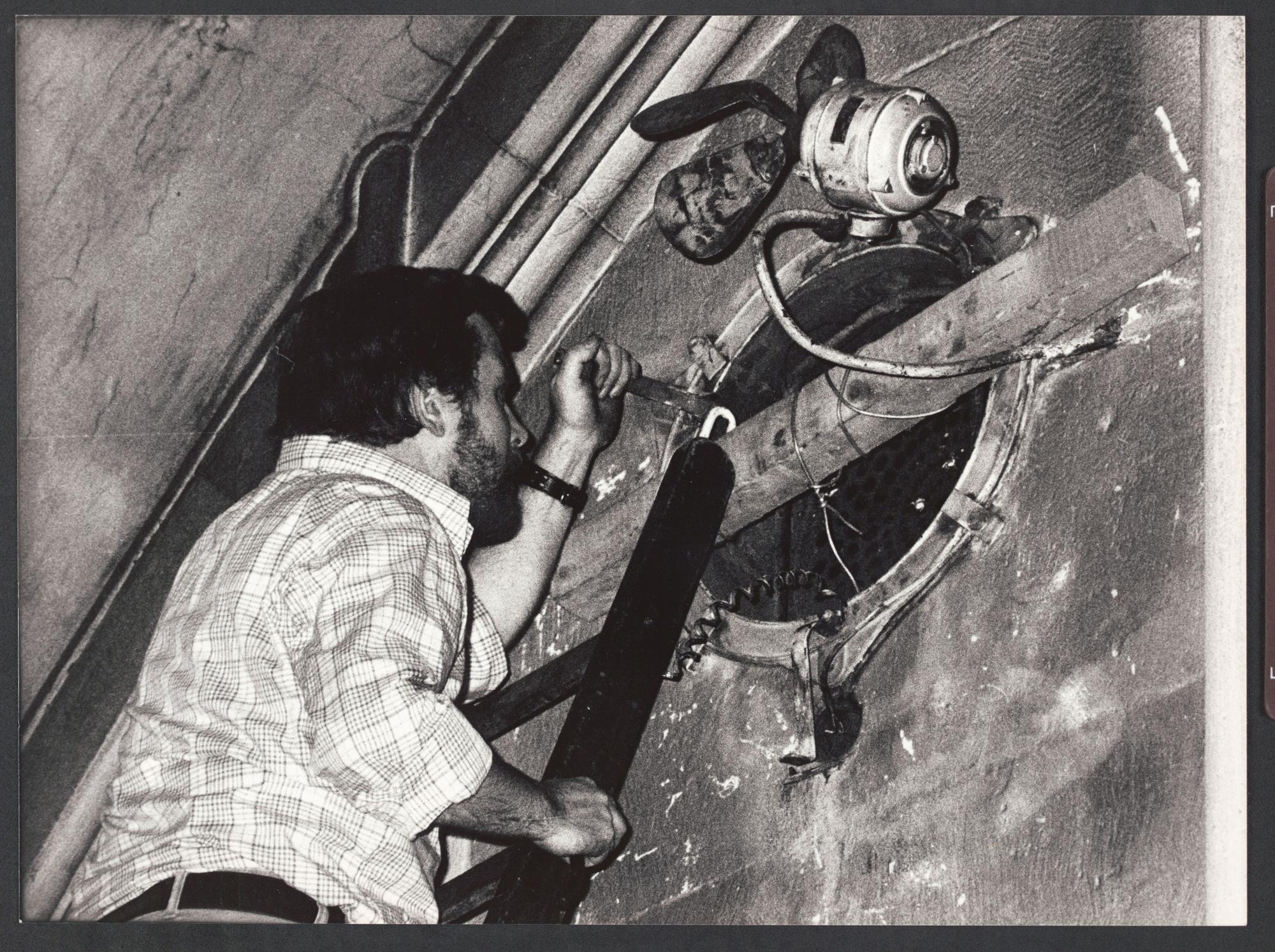 Nach dem Einbruch in die Kölner Domschatzkammer 1975 untersucht ein Ermittler den Schacht, durch den sich einer der Einbrecher abseilte.