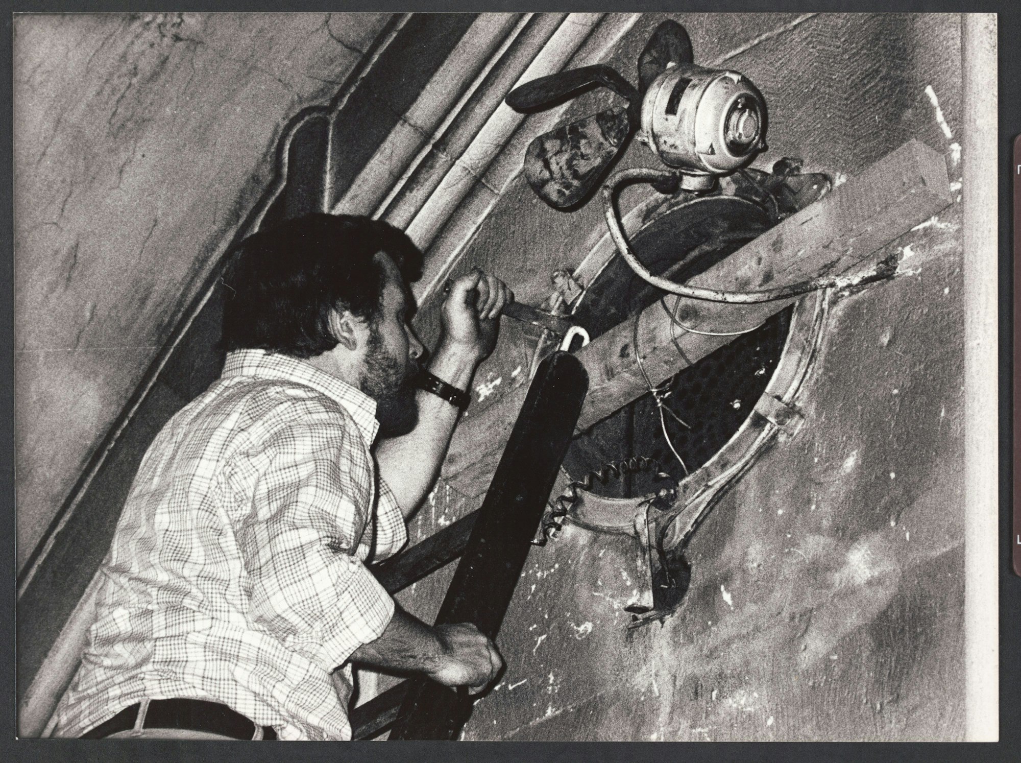 Nach dem Einbruch in die Kölner Domschatzkammer 1975 untersucht ein Ermittler den Schacht, durch den sich einer der Einbrecher abseilte.