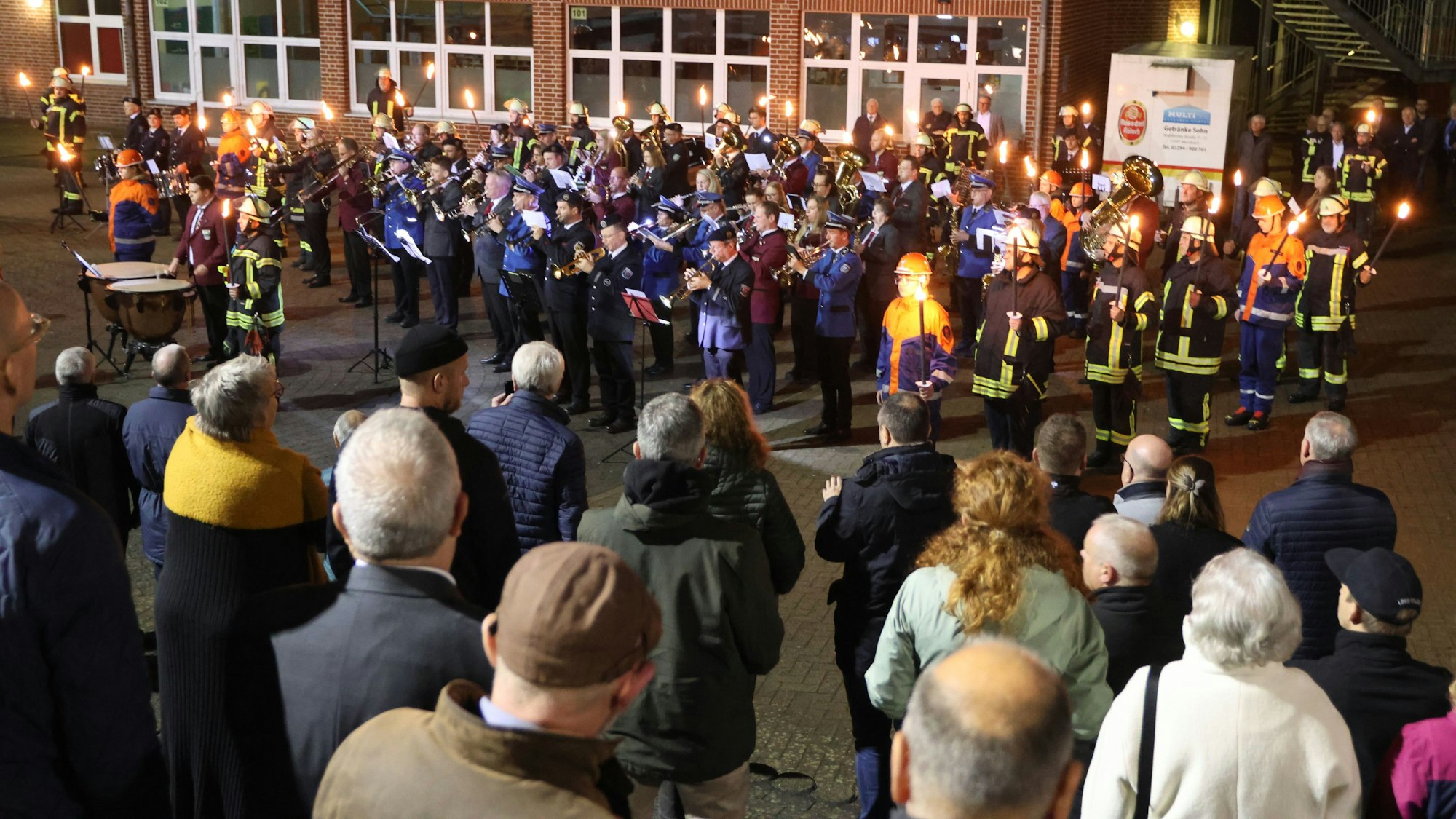 Großer Zapfenstreich mit Fackeln auf einem Schulhof in Morsbach.