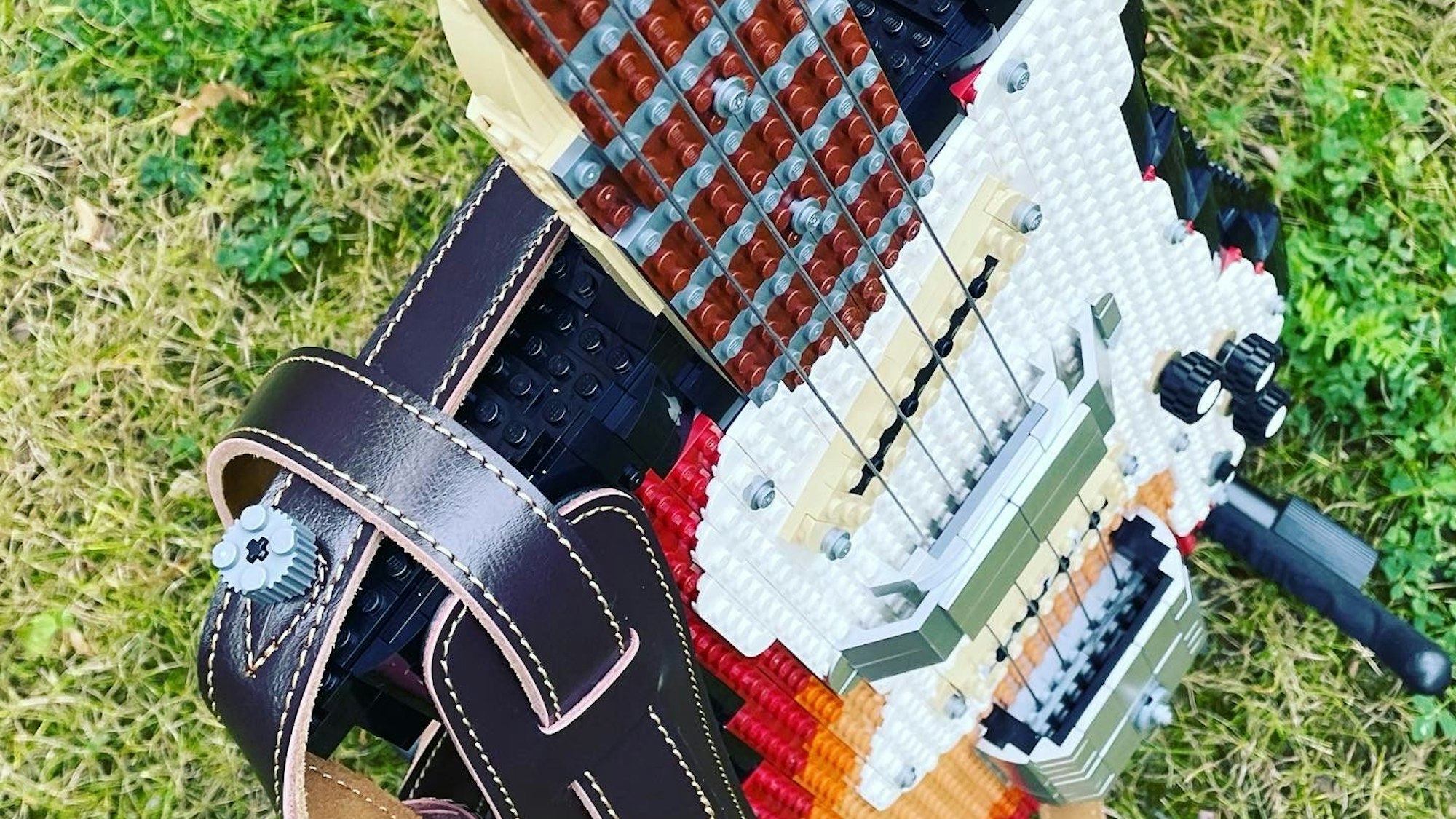 Die Gitarre besteht nur aus Lego-Teilen.