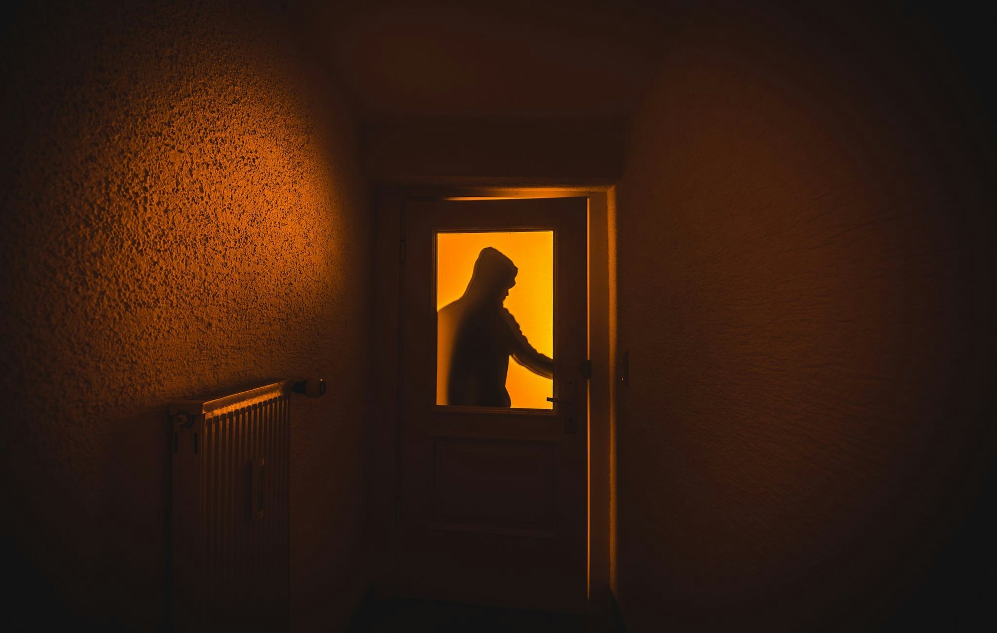 Einbrüche häufen sich in den dunklen Herbst- und Wintermonaten: Verschlossene Türen und Fenster können die Sicherheit erhöhen.