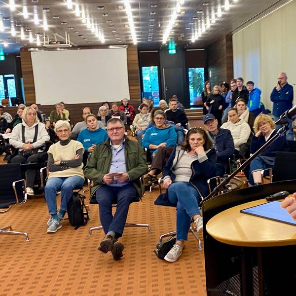 Landrat Markus Ramers steht am Rednerpult, vor ihm sitzen Menschen und hören ihm zu.