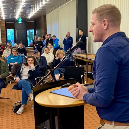 Landrat Markus Ramers steht am Rednerpult, vor ihm sitzen Menschen und hören ihm zu.
