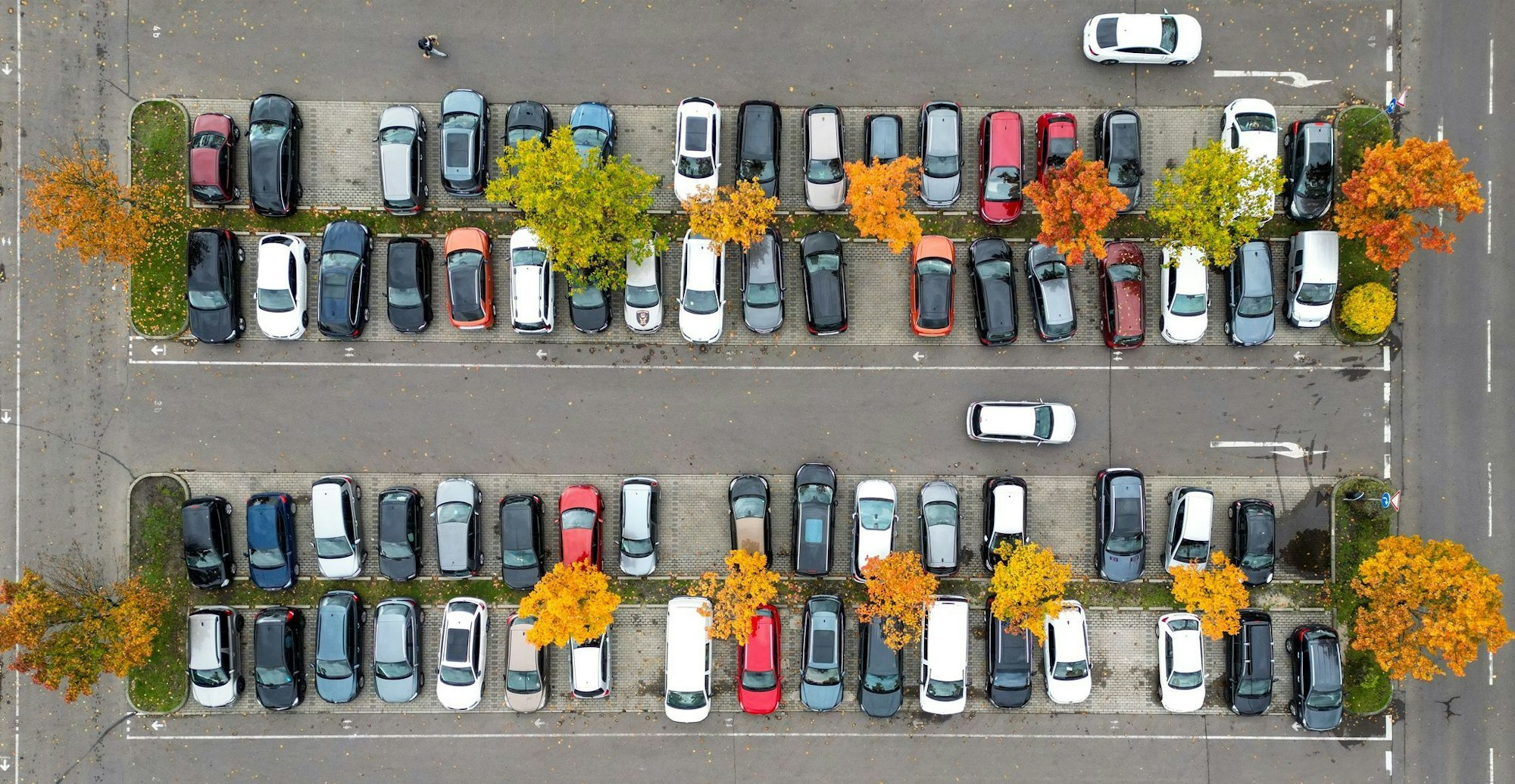 Viele, viele bunte Autos: Jedes ist leicht anders - das gilt auch für die persönlichen Lebensumstände der Halter. Die können sich aber ändern und unter Umständen den Versicherungsschutz günstiger machen.