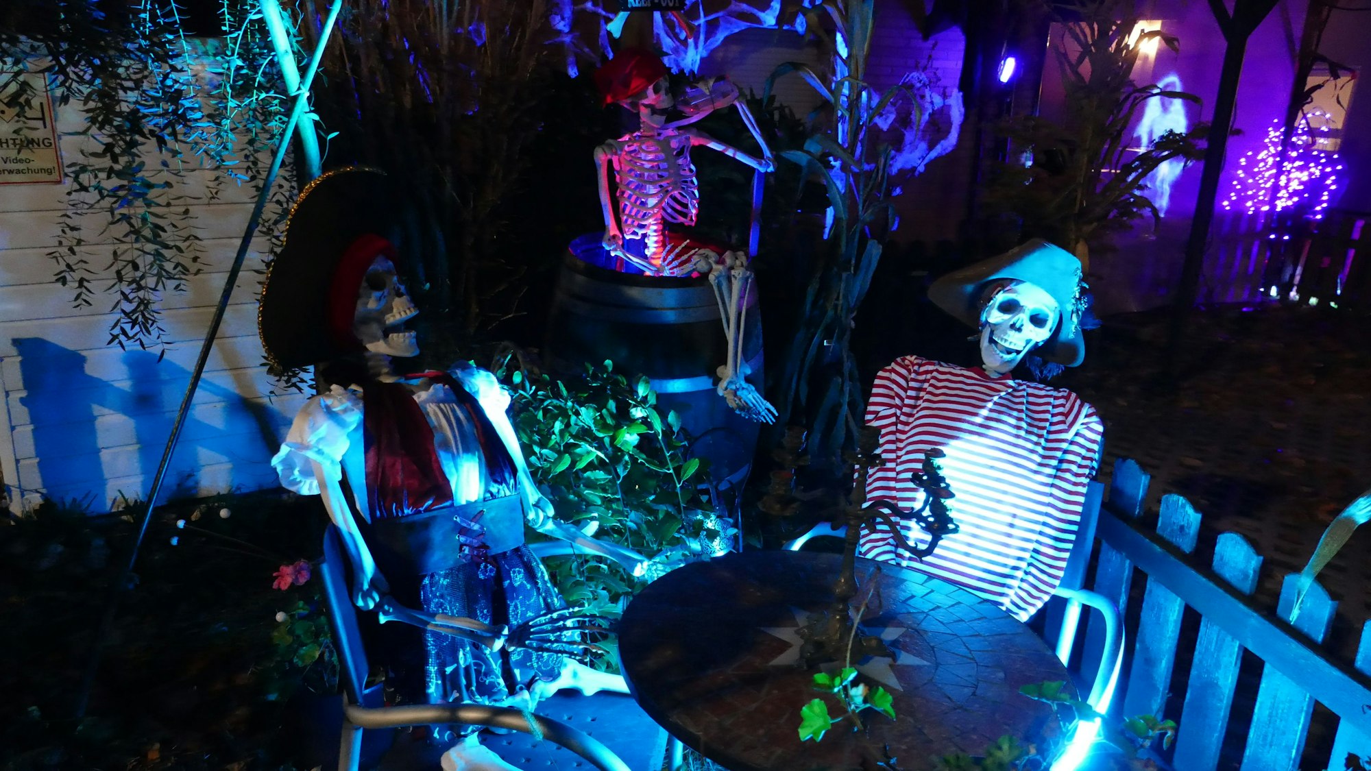 Im Garten hat Familie Korsch aus Siegburg ein wahres Grusel-Arsenal aufgefahren.