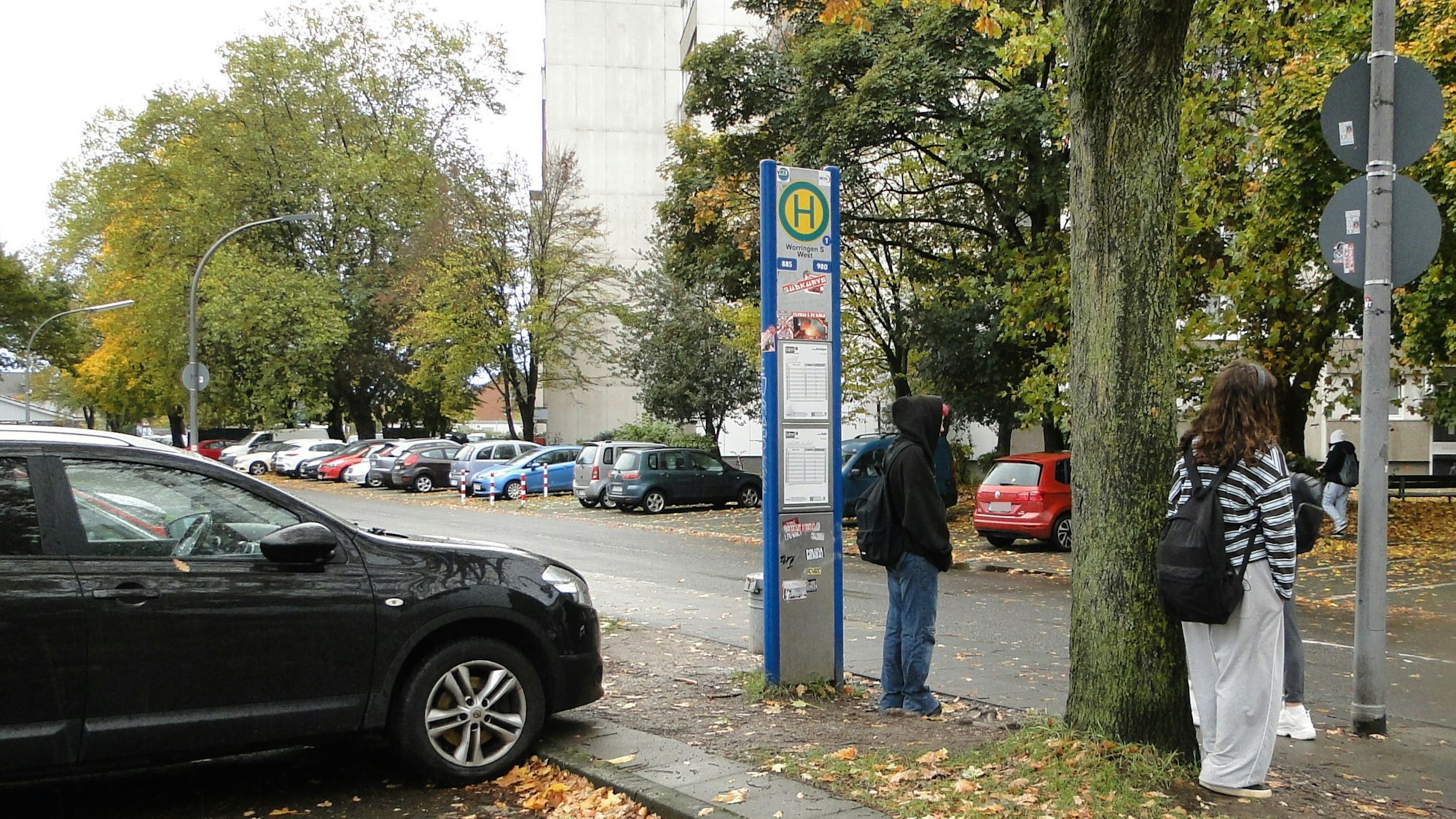 Ausdauer im Stehen und wetterfeste Kleidung sind wichtig, wenn man auf die Buslinien nach Pulheim und Dormagen wartet.