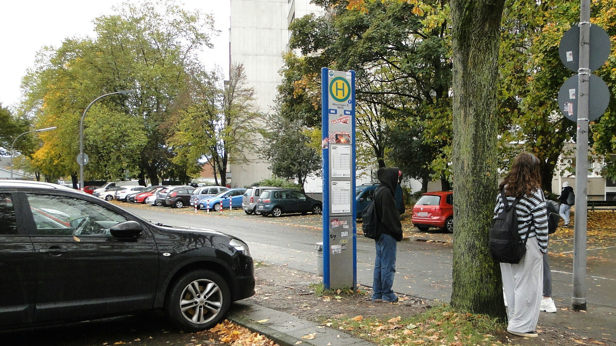 Ausdauer im Stehen und wetterfeste Kleidung sind wichtig, wenn man auf die Buslinien nach Pulheim und Dormagen wartet.