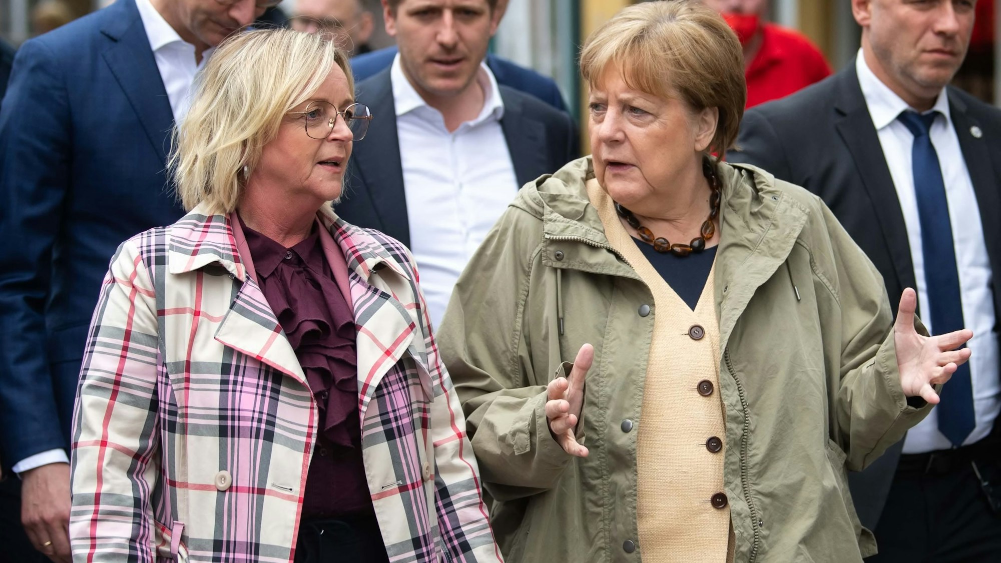 Sabine Preiser-Marian und Angela Merkel unterhalten sich.