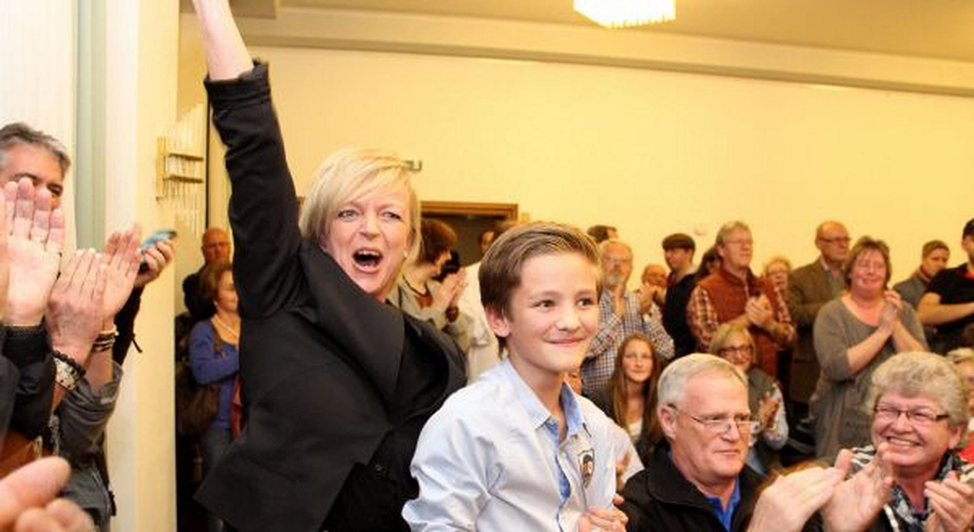 Sabine Preiser-Marian jubelt mit hochgerecktem Arm nach ihrem Wahlsieg 2015.