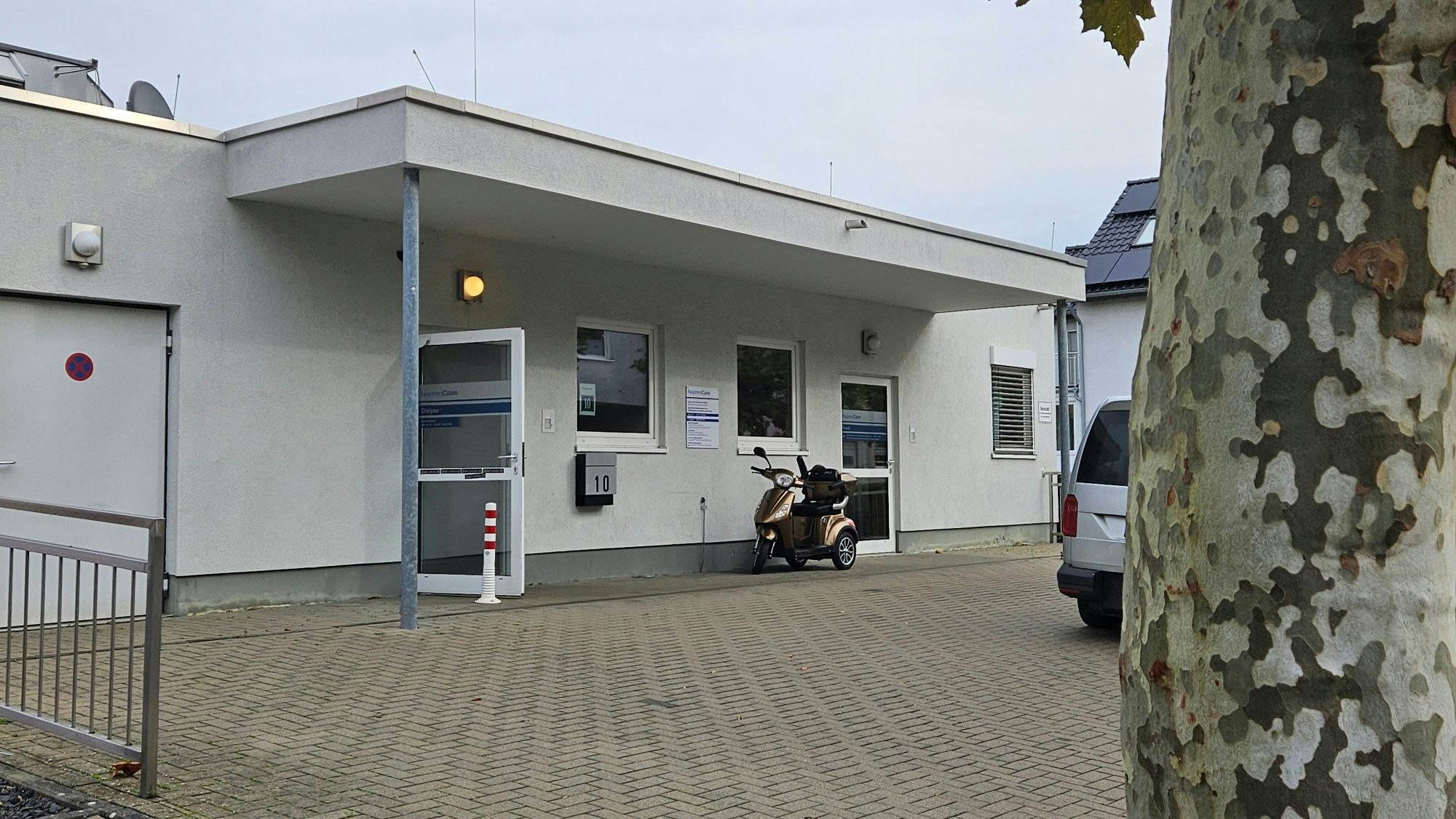 Zu sehen ist ein weißer Bungalow.