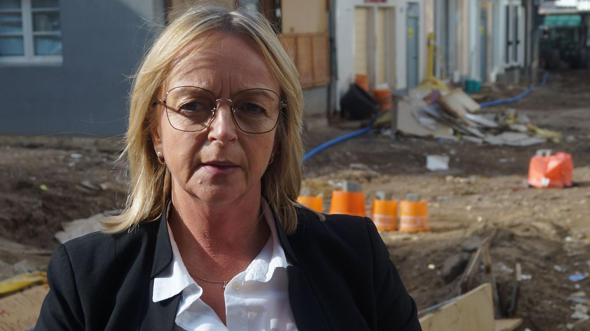 Sabine Preiser-Marian steht wenige Tage nach der Flutkatastrophe auf einer zerstörten Straße in Bad Münstereifel.