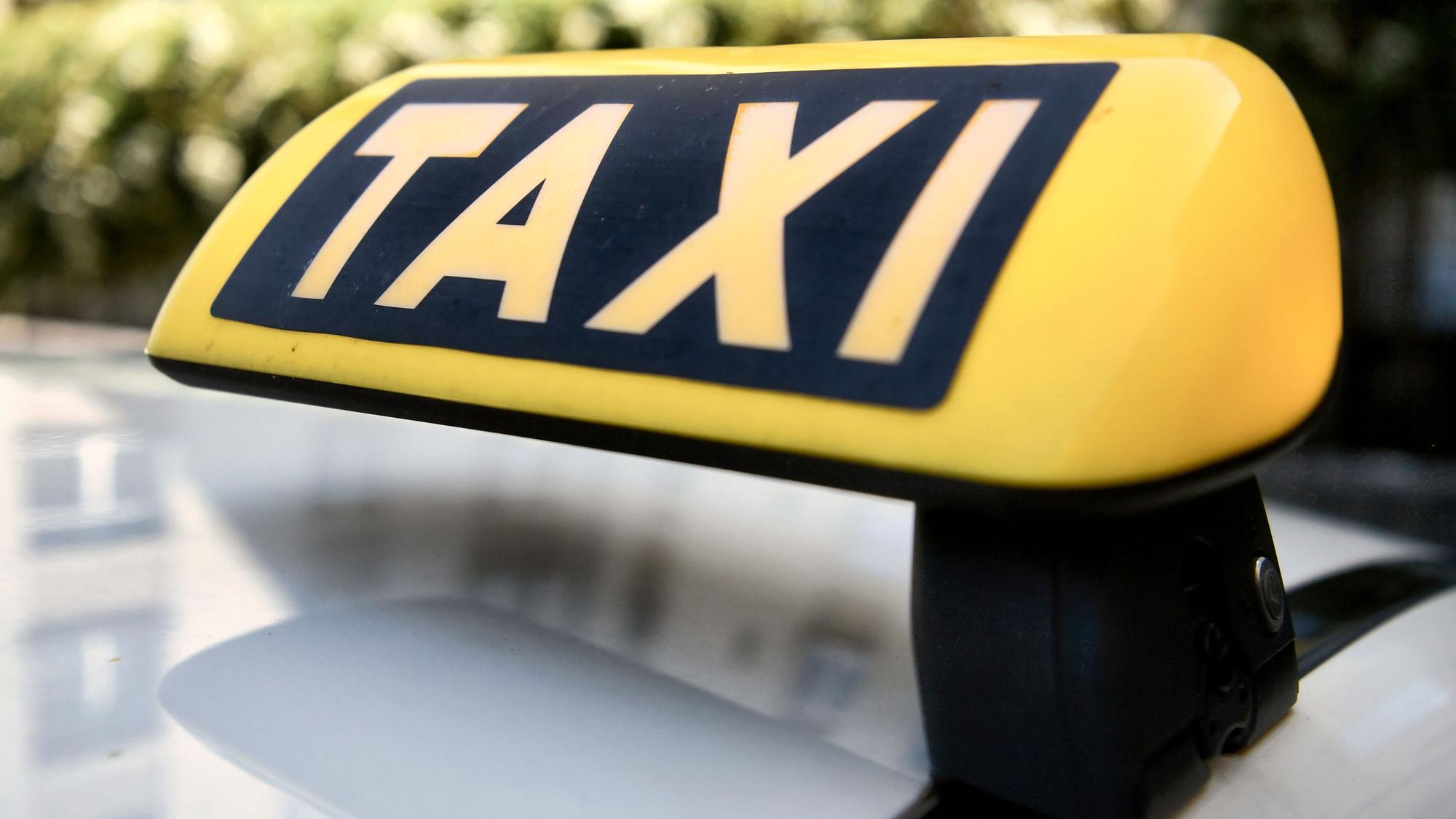 Blick auf ein Taxi-Dachzeichen.