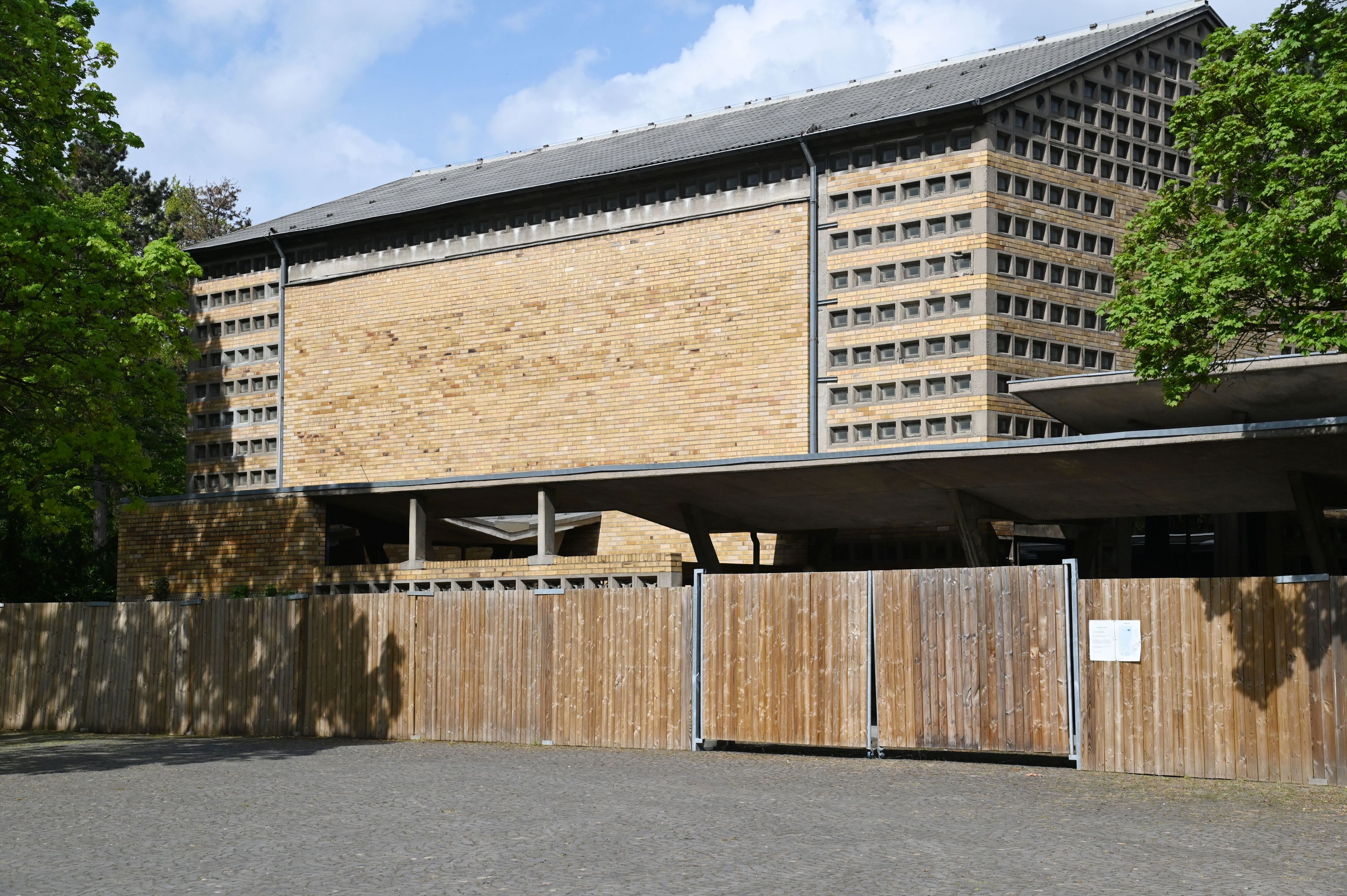 Die Trauerhalle des Melatenfriedhofs ist seit 2023 gesperrt.