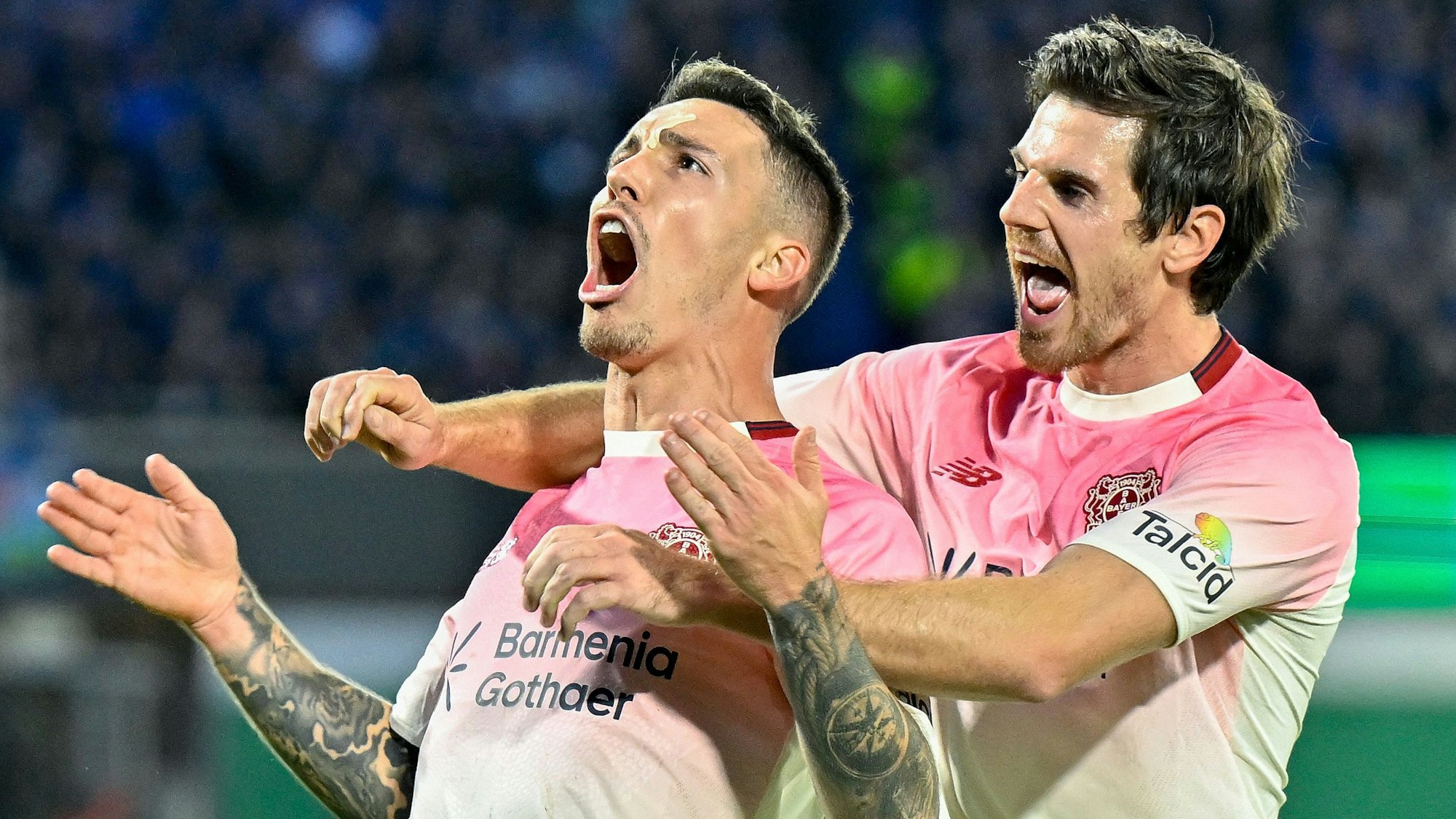 Anführer und Torschütze: Auf Bayer Leverkusens Alejandro Grimaldo (links mit Jonas Hofmann) wird es auch im Topspiel in München ankommen.