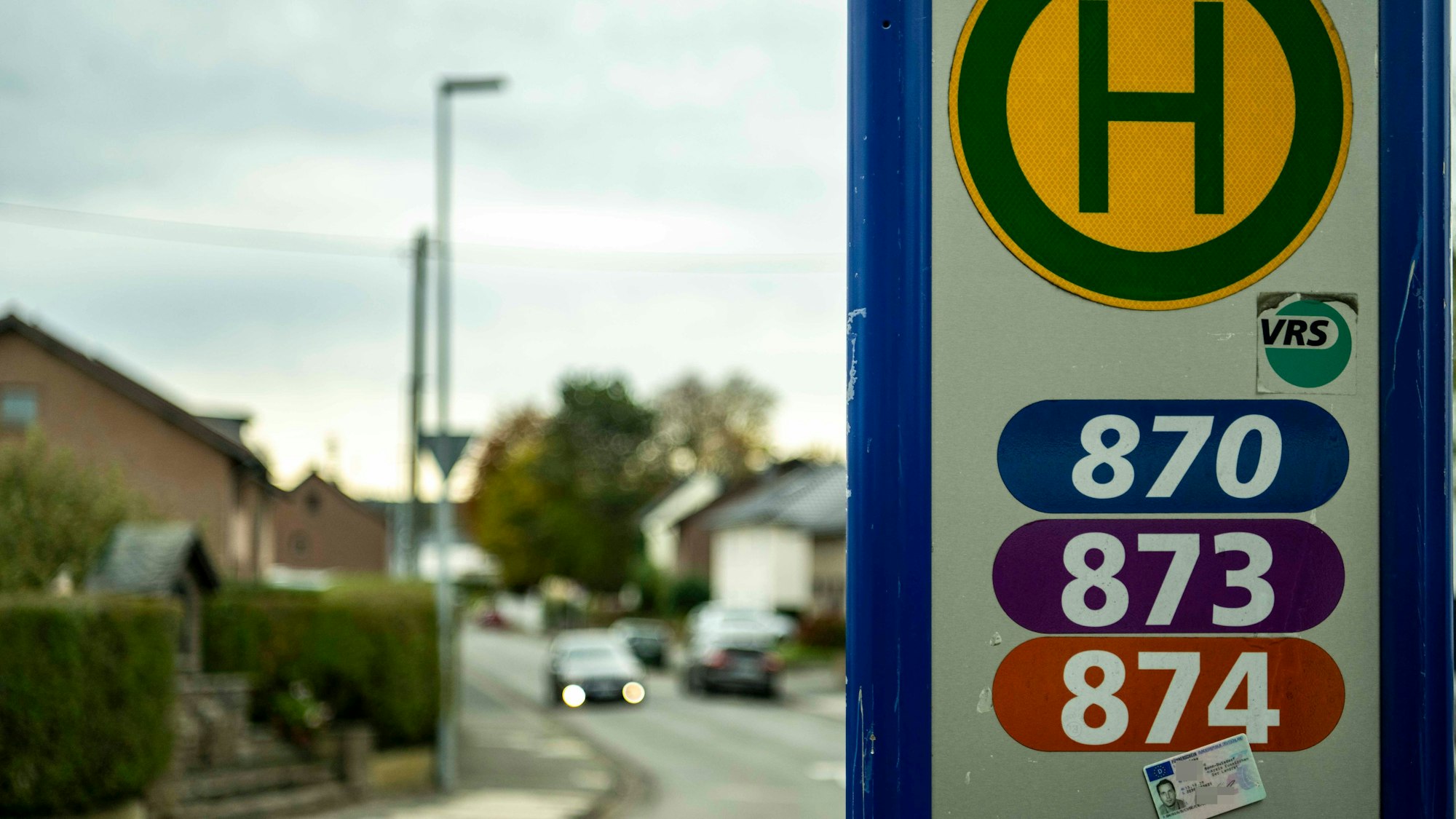 Das Bild zeigt eine Bushaltestelle in Kirchheim.