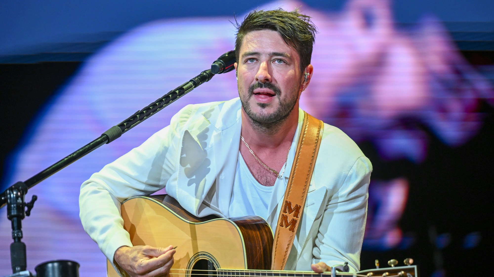 Der Musiker Marcus Mumford der britischen Band Mumford & Sons steht beim Lollapalooza Festival Berlin auf dem Gelände des Olympiastadions auf der Bühne. +++ dpa-Bildfunk +++