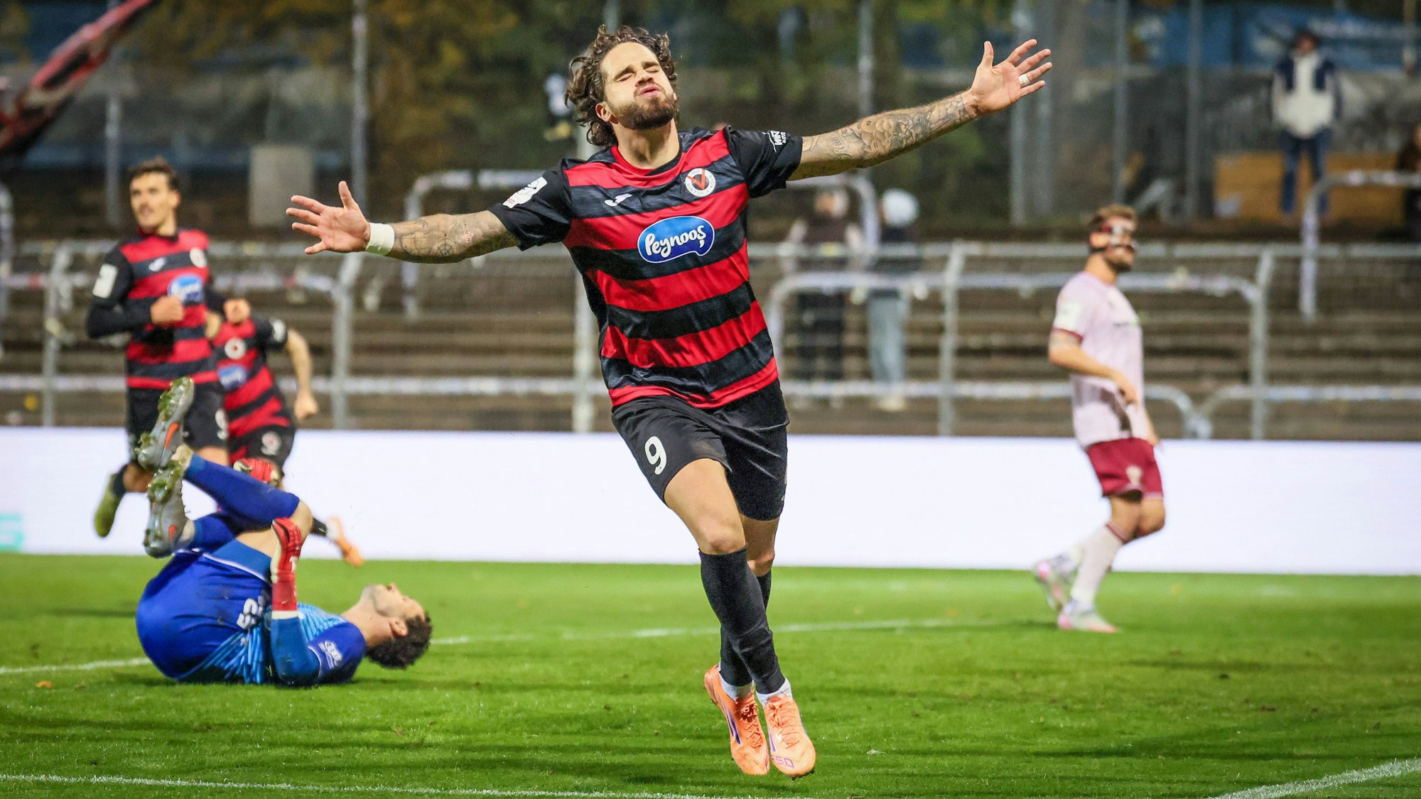 Jubel beim 2:1 durch Lex-Tyger Lobinger von Viktoria Köln gegen den FC Ingolstadt 04.