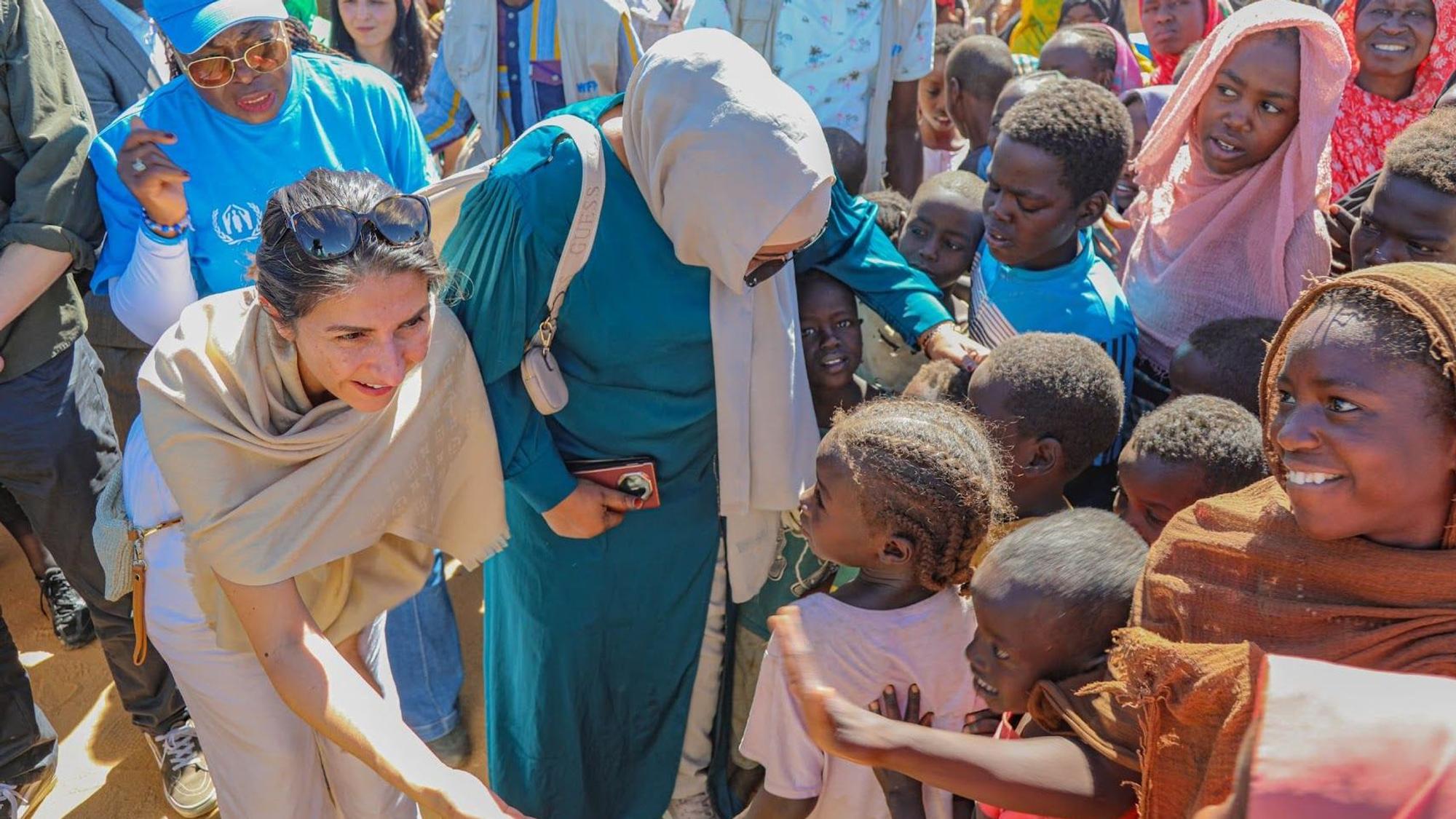 Serap Güler in dieser Woche in einem afrikanischem Flüchtlingslager.