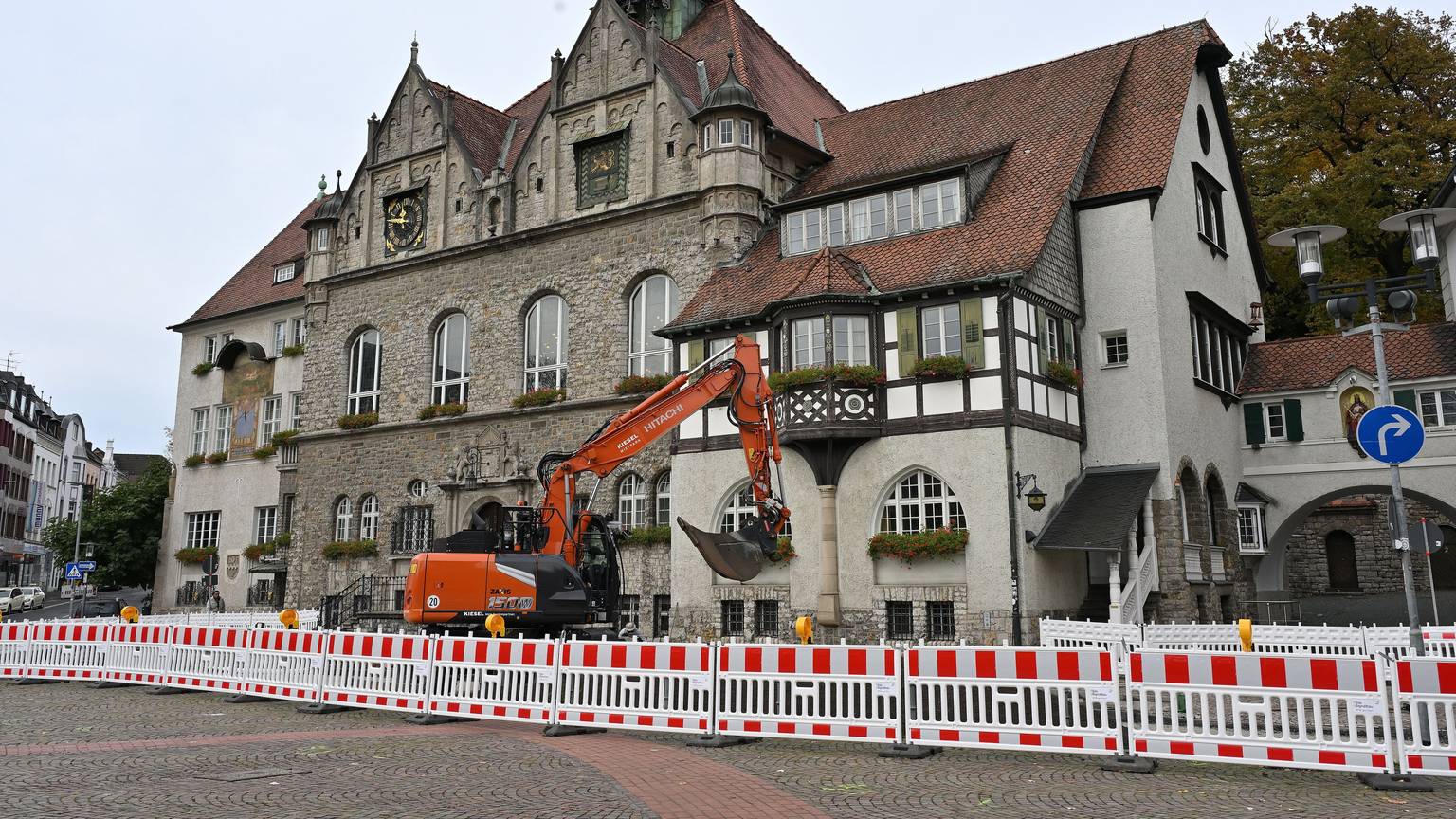 Vor dem Rathaus ist eine Baustelle.