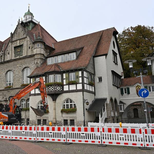 Vor dem Rathaus ist eine Baustelle.