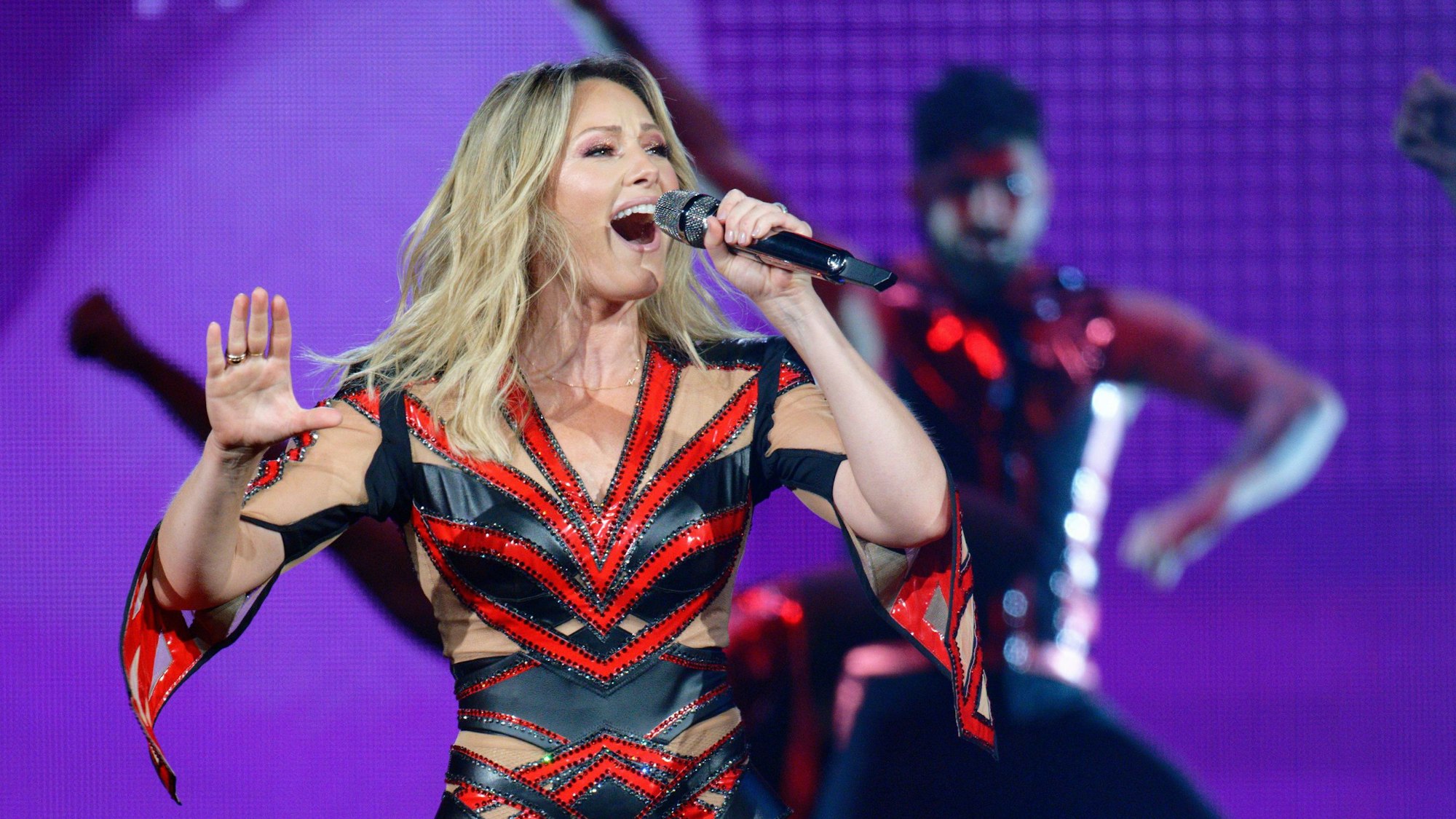 Helene Fischer begeistert ihre Fans unter anderem mit ausgefallenen Bühnenshows. Im Kölner Stadion stand sie zuletzt 2015 auf der Bühne.