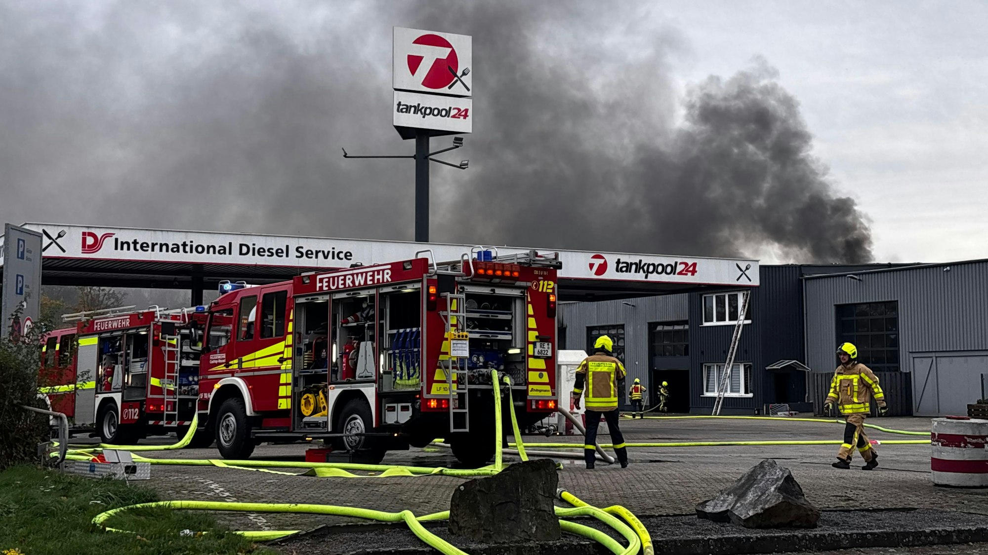 Feuerkräfte sind im Einsatz in Castrop-Rauxel. Dort soll es am Freitagmorgen eine Explosion gegeben haben, es bildete sich eine große Rauchwolke.