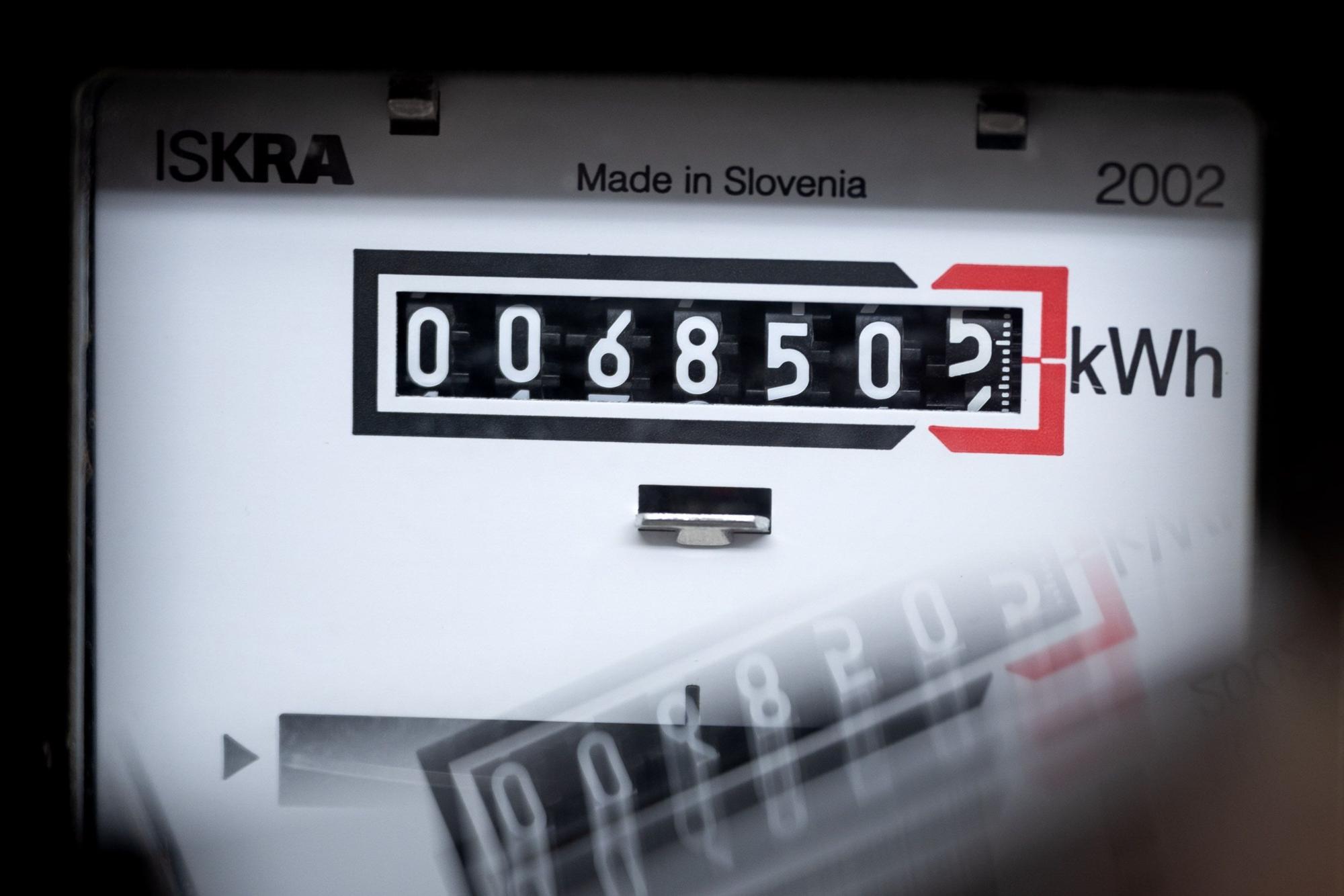 Ein Stromzähler zeigt die verbrauchten Kilowattstunden.