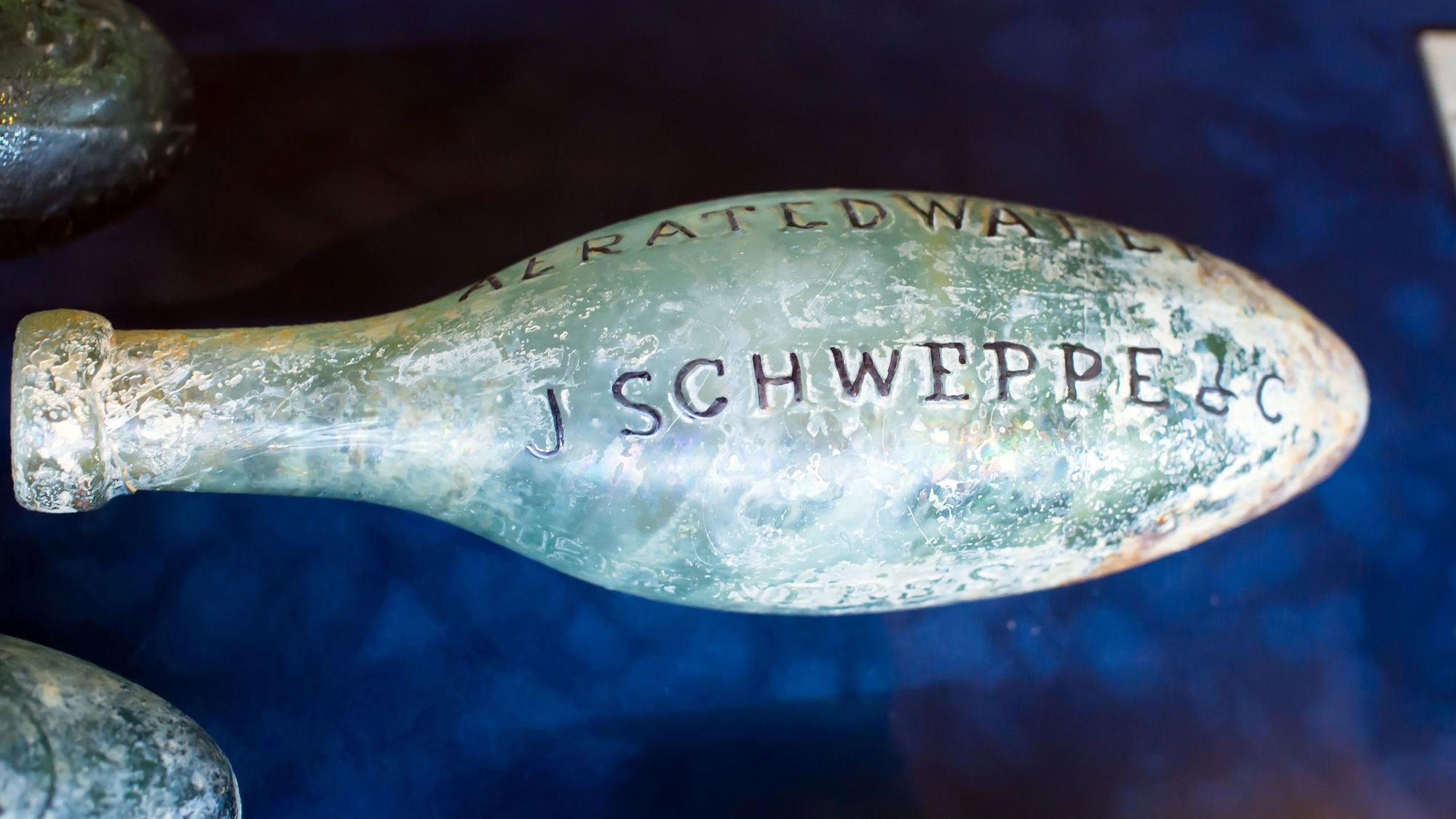 Eine alte „Schweppes“-Flasche aus dem 19. Jahrhundert. Eine ähnliche Flasche nutzten australische Soldaten 1916 für eine Flaschenpost, die nun gefunden wurde. (Symbolbild)