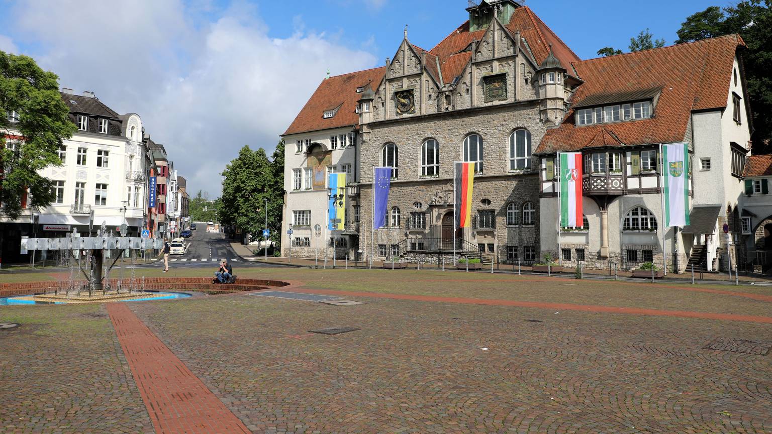 Das Rathaus Stadtmitte steht unter blauem Himmel am Konrad-Adenauer-Platz in der Bergisch Gladbacher Stadtmitte.