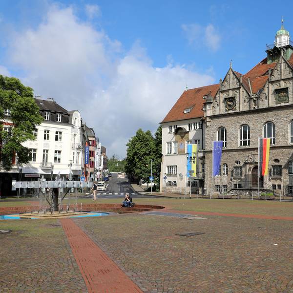 Das Rathaus Stadtmitte steht unter blauem Himmel am Konrad-Adenauer-Platz in der Bergisch Gladbacher Stadtmitte.