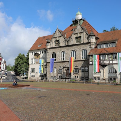 Das Rathaus Stadtmitte steht unter blauem Himmel am Konrad-Adenauer-Platz in der Bergisch Gladbacher Stadtmitte.