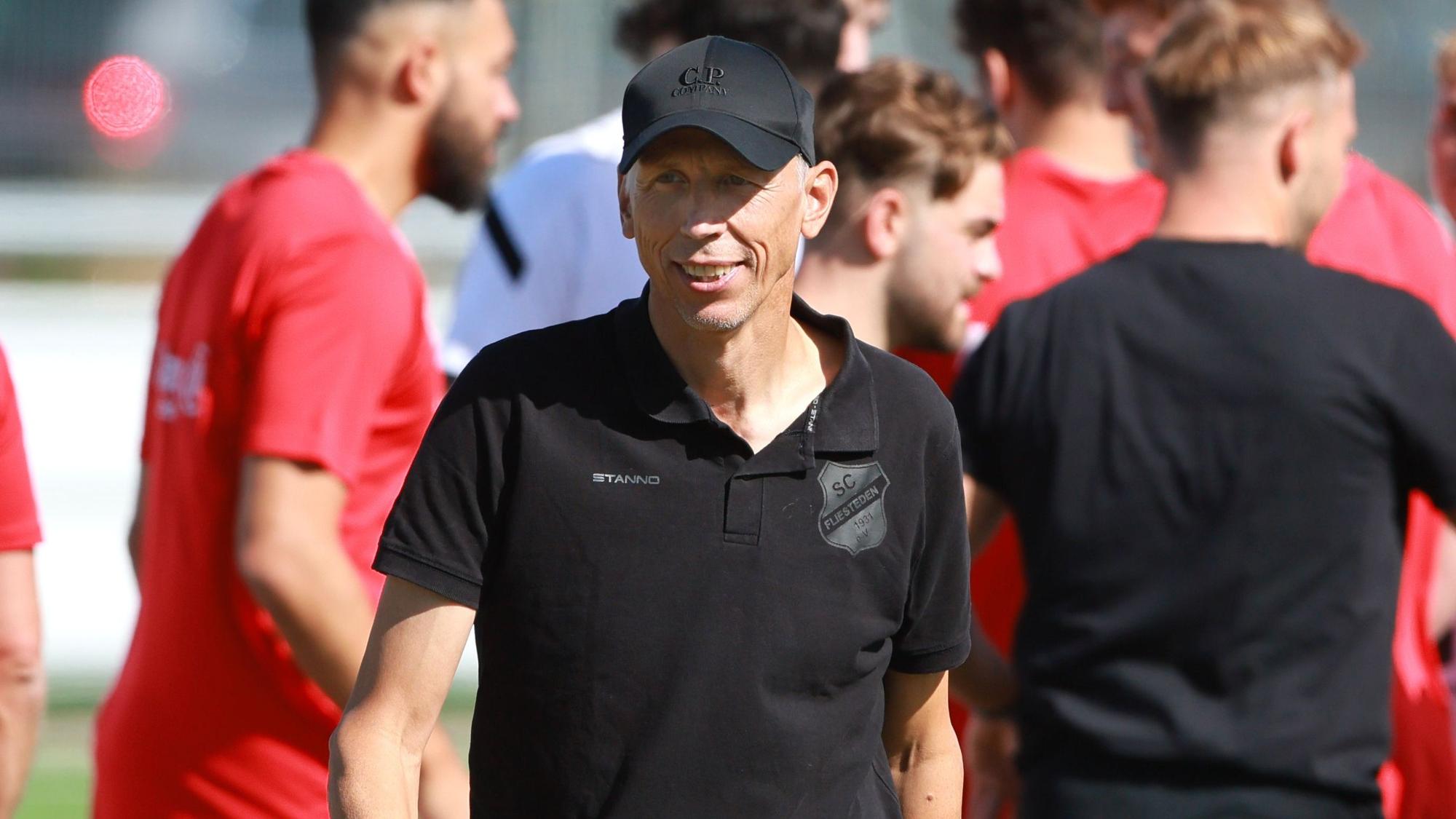 Auf dem Foto ist der Fußballtrainer Matthias Scherz zu sehen.