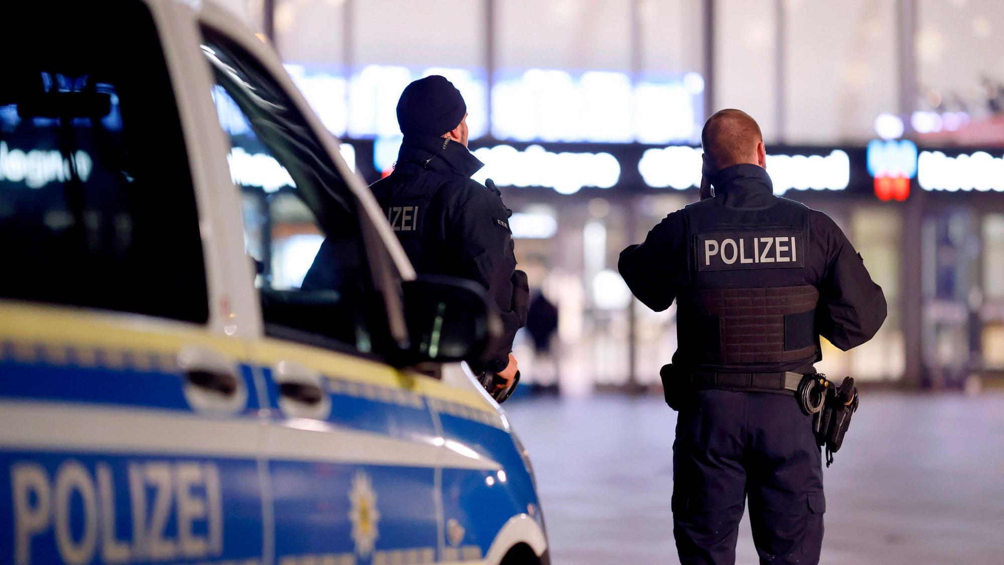 Einsatzkräfte der Polizei am Kölner Hauptbahnhof. (Archivfoto)