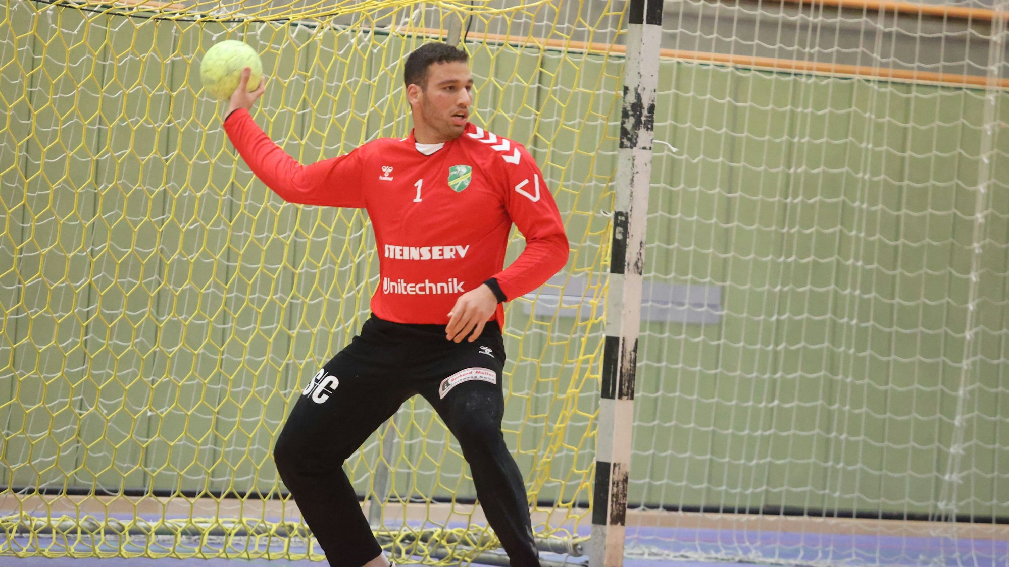 Torhüter Islam Elnoamany beim Abwurf.