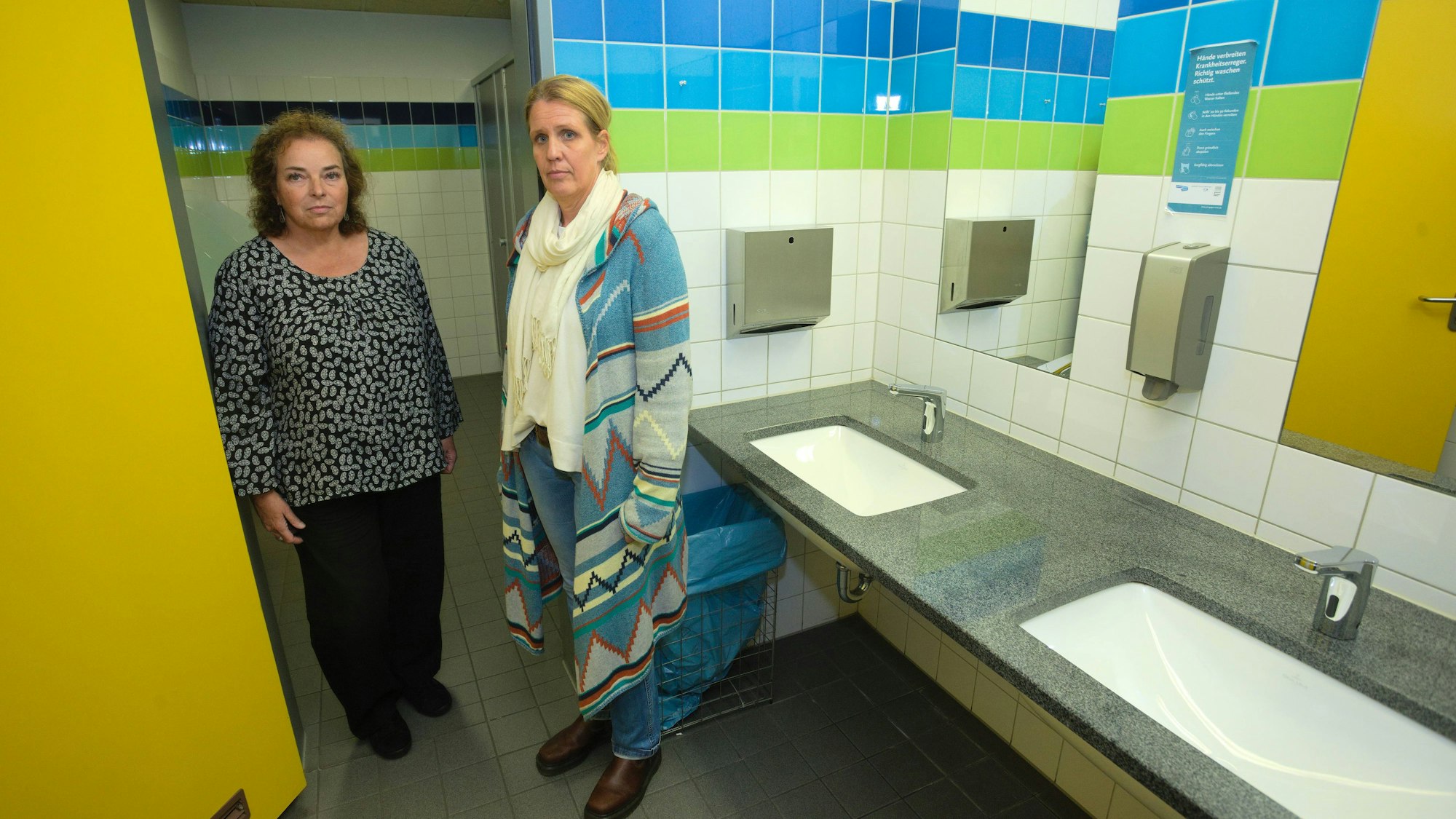 Schulleiterin Claudia Lengen-Mertel (l.) und Anja Langenbeck-Bruhn hoffen, dass die neuen Anlagen pfleglich behandelt werden.