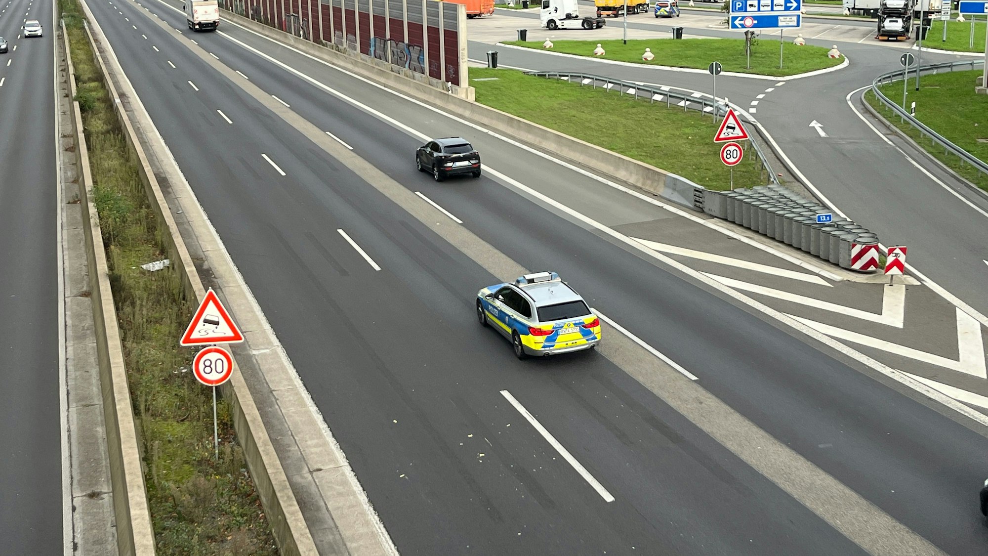 In Höhe des Rastplatzes Sülztal sind auf der Autobahn 3 neue Tempobeschilderungen angebracht worden, Tempo wegen Schleudergefahr.