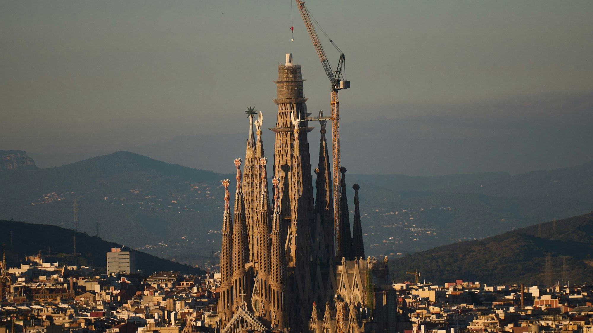 das Bild zeigt die Basilika Sagrada Familia in Barcelona. Foto: Emilio Morenatti/AP/dpa