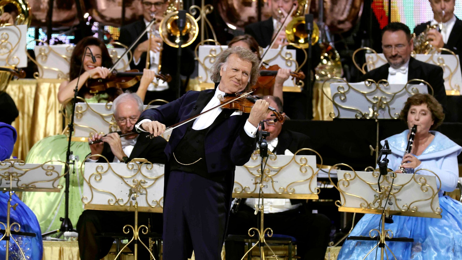 André Rieu (* 1. Oktober 1949 in Maastricht, als André Léon Marie Nicolas Rieu, Niederländischer Violinist) gastiert mit seinem Johann Strauss Orchester, den Platin-Tenören, bestehend aus Gary Bennett, Béla Mavrák und Serge Bosch und der niederländischen Sängerin Emma Kok auf seiner "Die Welttournee"
am 30. Oktober 2025
in der Lanxess Arena, Deutz-Kalker Straße 1, 50679 Köln