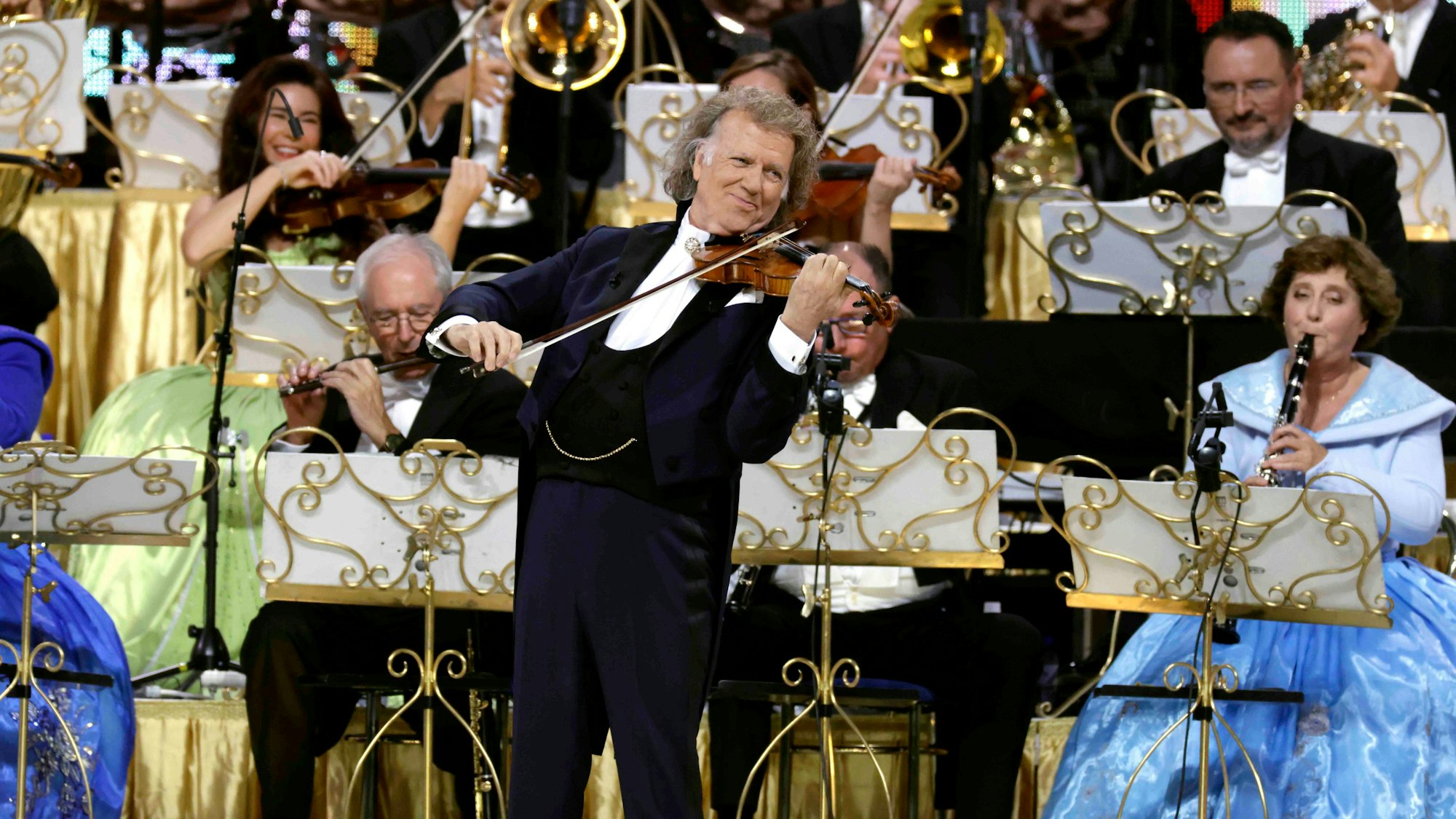 André Rieu (* 1. Oktober 1949 in Maastricht, als André Léon Marie Nicolas Rieu, Niederländischer Violinist) gastiert mit seinem Johann Strauss Orchester, den Platin-Tenören, bestehend aus Gary Bennett, Béla Mavrák und Serge Bosch und der niederländischen Sängerin Emma Kok auf seiner "Die Welttournee" 
am 30. Oktober 2025
in der Lanxess Arena, Deutz-Kalker Straße 1, 50679 Köln