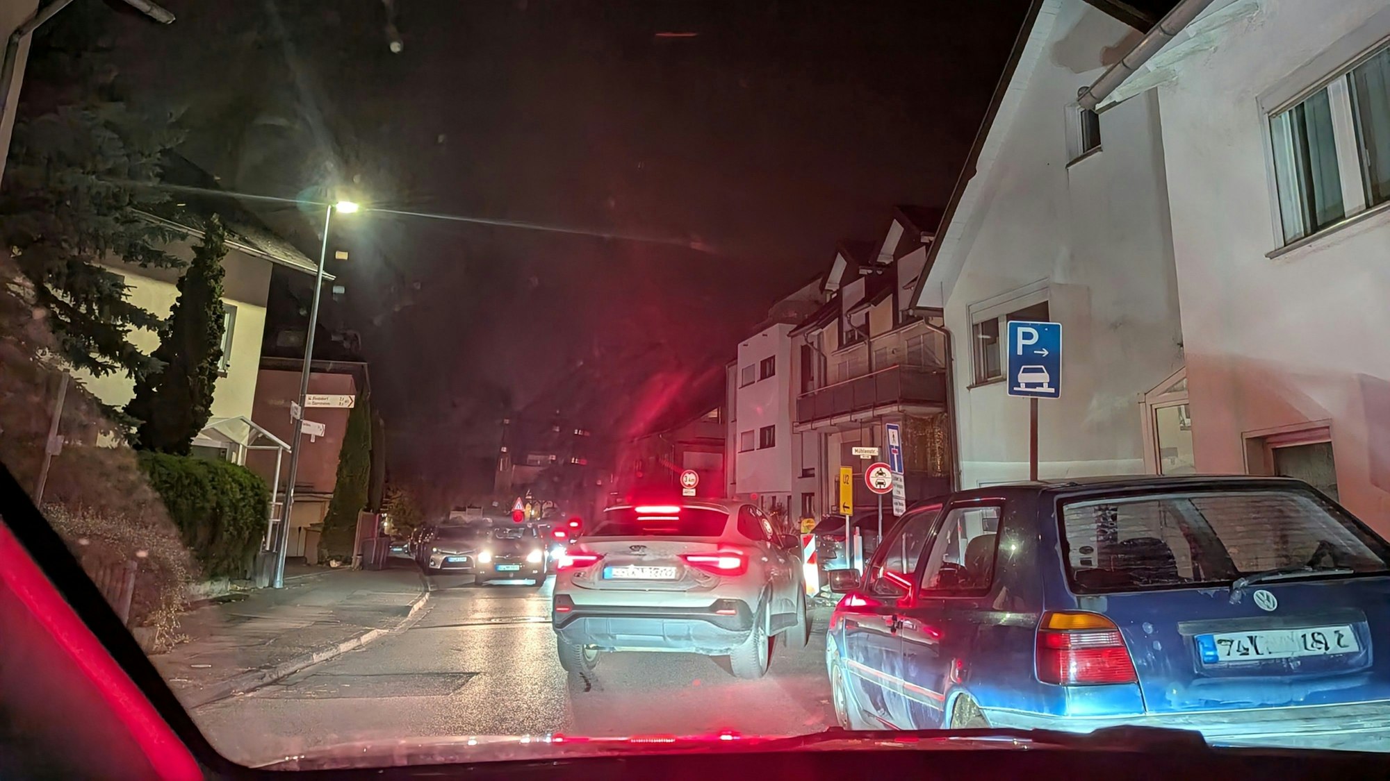 Nadelöhr Mühlenstraße. Vor allem zu Spitzenzeiten morgens und abends kommt es dort zu brenzligen Situationen.