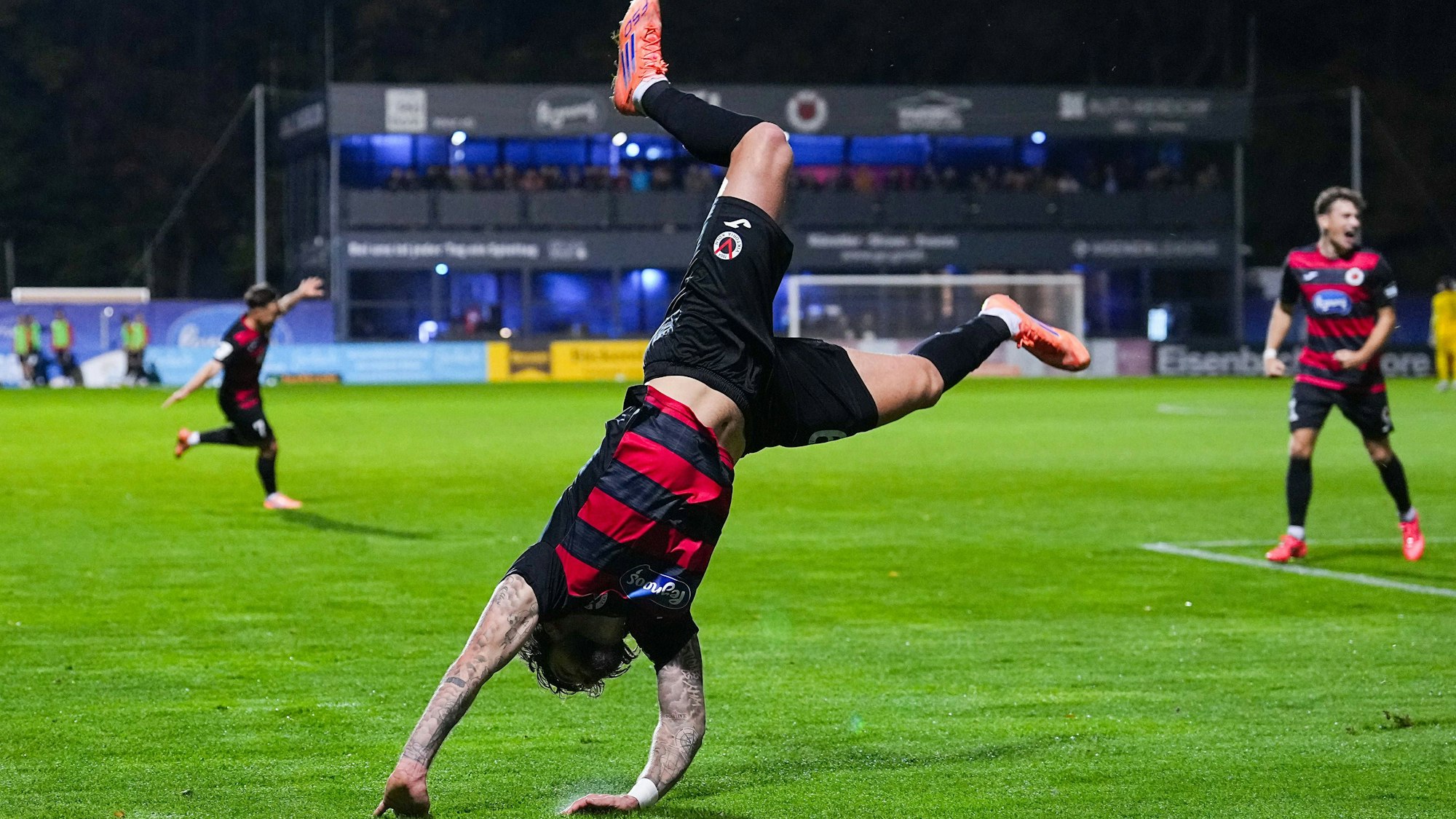 31.10.2025, xydrx, Fußball, 3.Liga, FC Viktoria Köln - FC Ingolstadt 04, Saison 2025 2026, Sportpark Höhenberg: Torjubel nach dem Tor zum 3:1 für den FC Viktoria Köln durch Torschütze Lex-Tyger Lobinger FC Viktoria Köln 9 DFB regulations prohibit any use of photographs as image sequences and or quasi-video. Nordrhein-Westfahlen Deutschland *** 31 10 2025, xydrx, Fußball, 3 Liga, FC Viktoria Köln FC Ingolstadt 04, Saison 2025 2026, Sportpark Höhenberg Torjubel nach dem Tor zum 3 1 für den FC Viktoria Köln durch Torschütze Lex Tyger Lobinger FC Viktoria Köln 9 DFB regulations prohibit any use of photographs as image sequences and or quasi video Nordrhein Westfahlen Germany