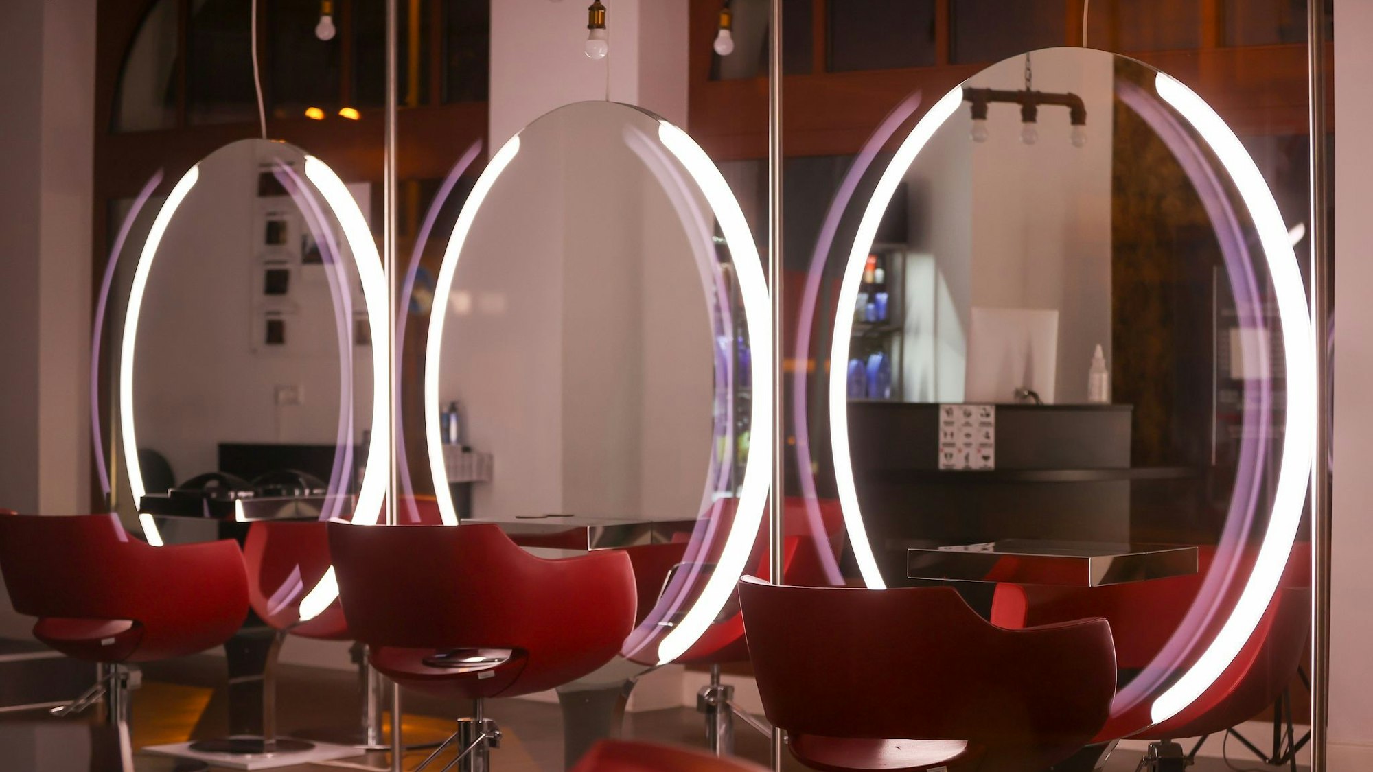 Während der Pandemie waren Friseursalons zeitweilig geschlossen, teilweise durften sie nur unter strengen Auflagen öffnen. (Archivbild)