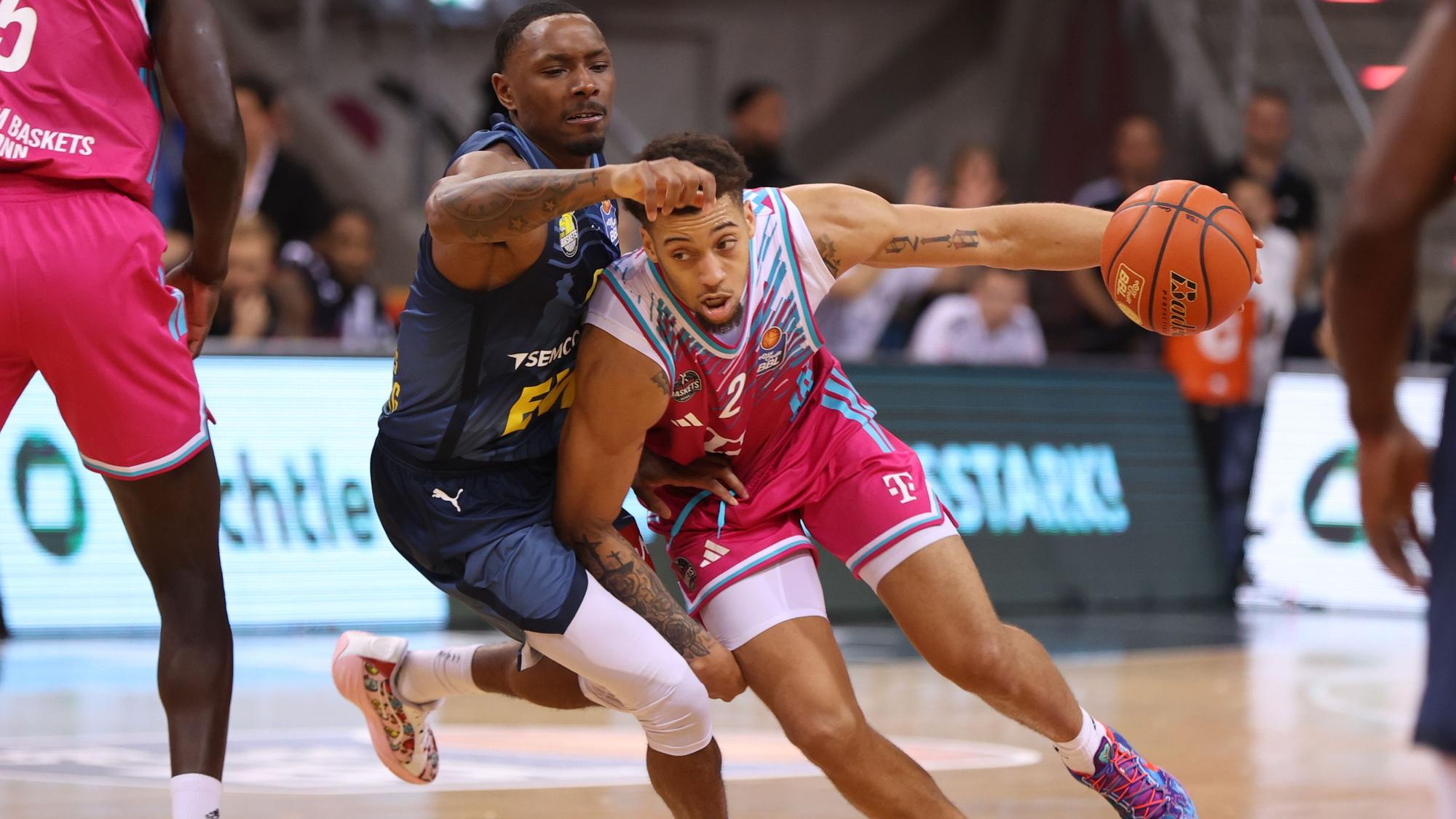 Bonns Alijah Comithier (rechts) will auch gegen ALBA Berlin im Eins-gegen-Eins überzeugen.